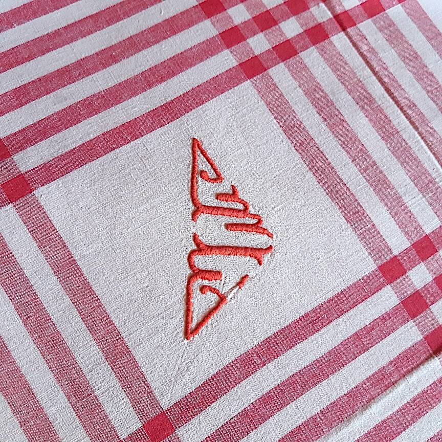 tablecloth and red and white checked napkins 154x164 cm
