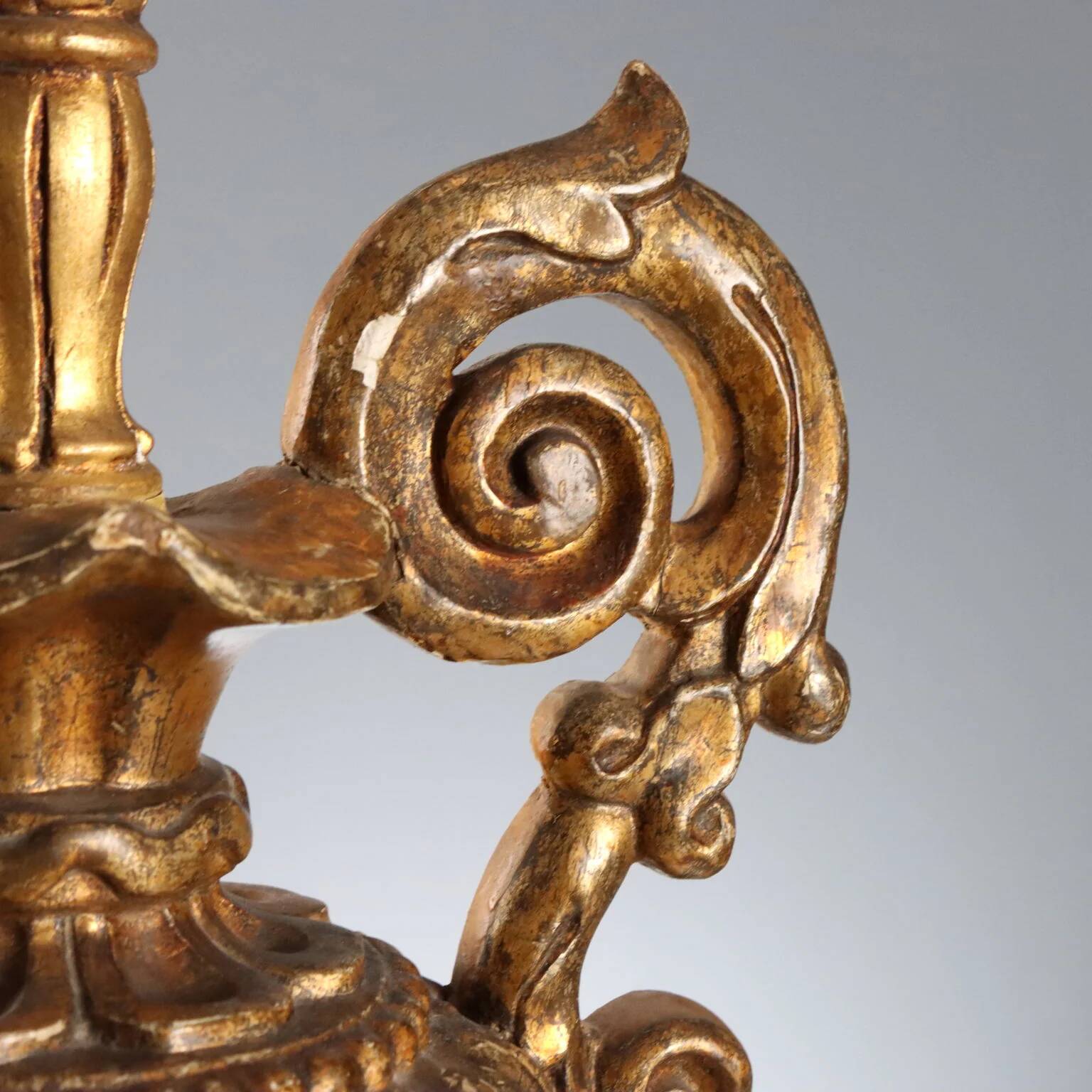 Lampe ancienne en forme de vase néoclassique en bois doré XIXe siècle