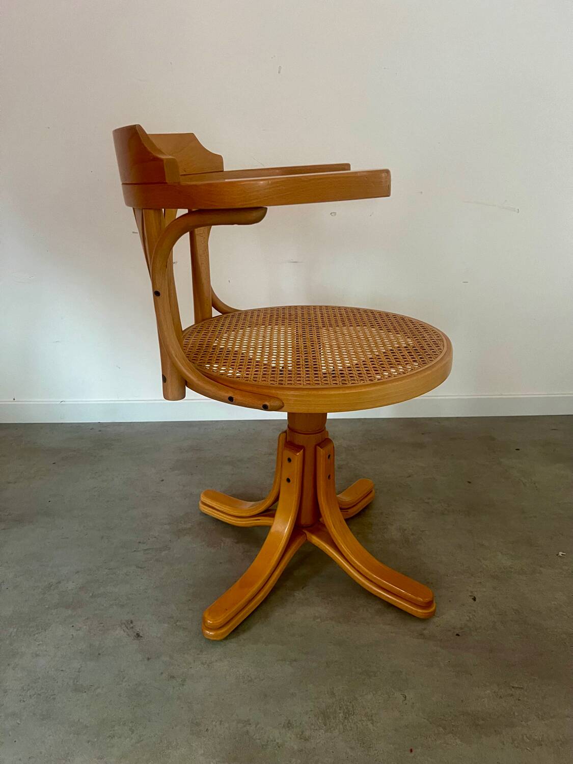 Old “American” office armchair in blond oak wood, curved cannage design, 60s vintage