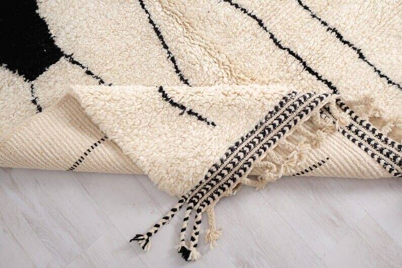 Handmade Berber rug, traditional craftsmanship, size 150 x 250 cm