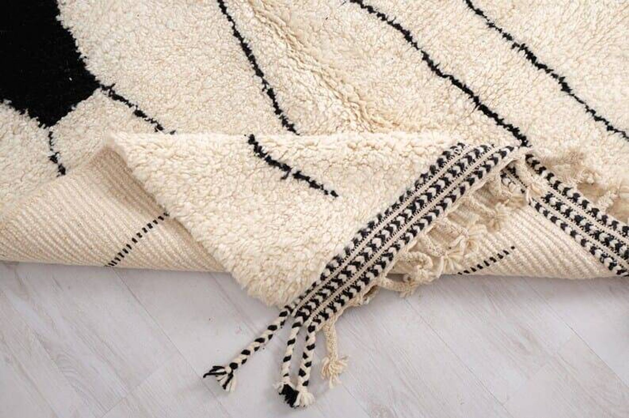 Handmade Berber rug, traditional craftsmanship, size 150 x 250 cm