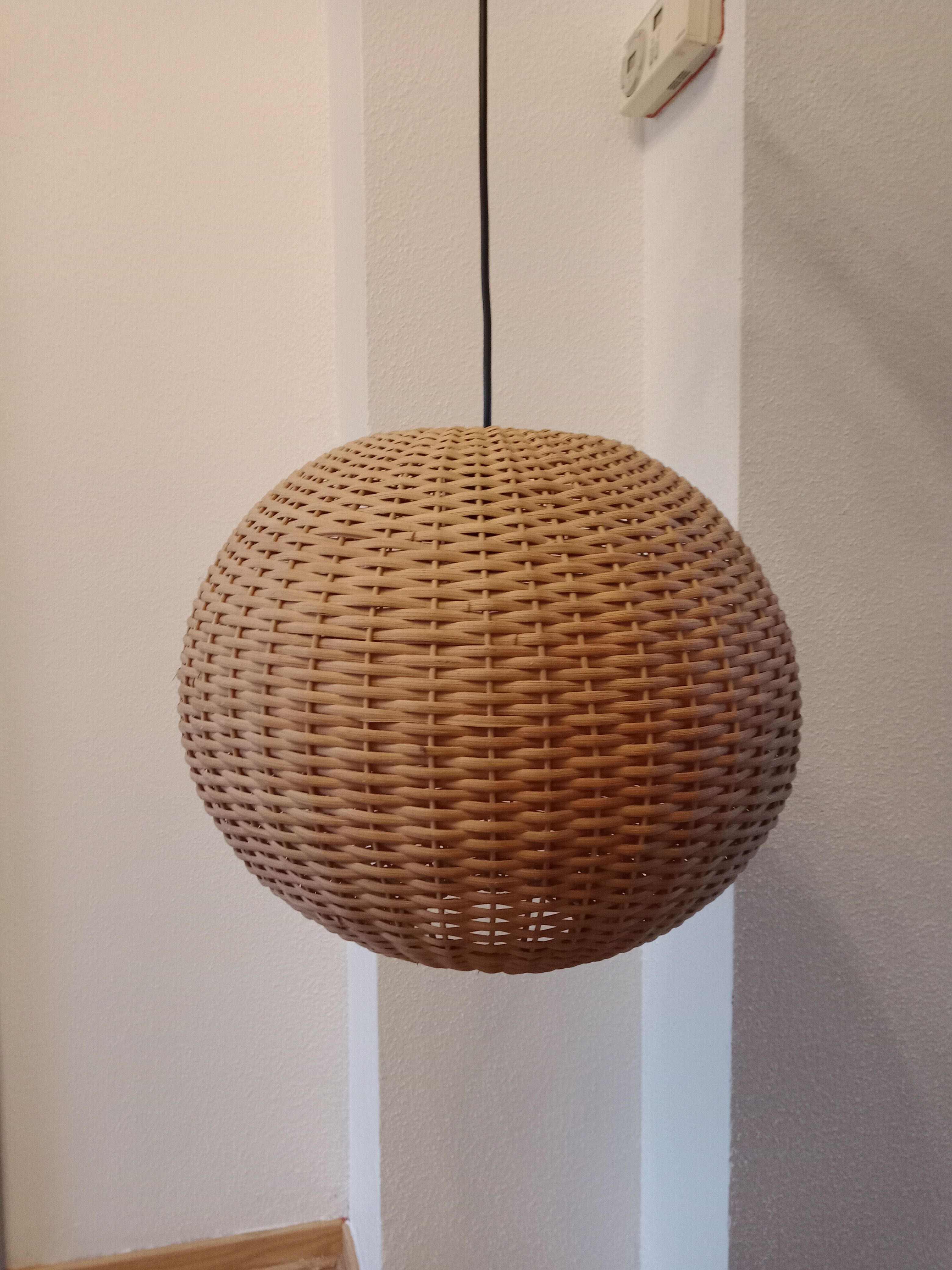Scandinavian wicker suspension