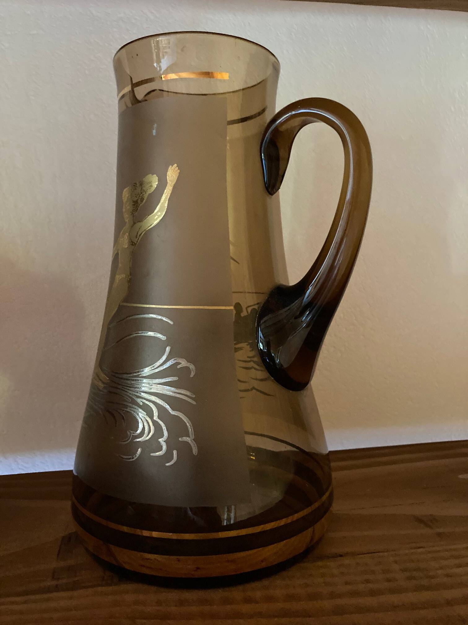 Vintage smoked glass carafe with gold from the 50s/60s, featuring a marine and water skiing design.