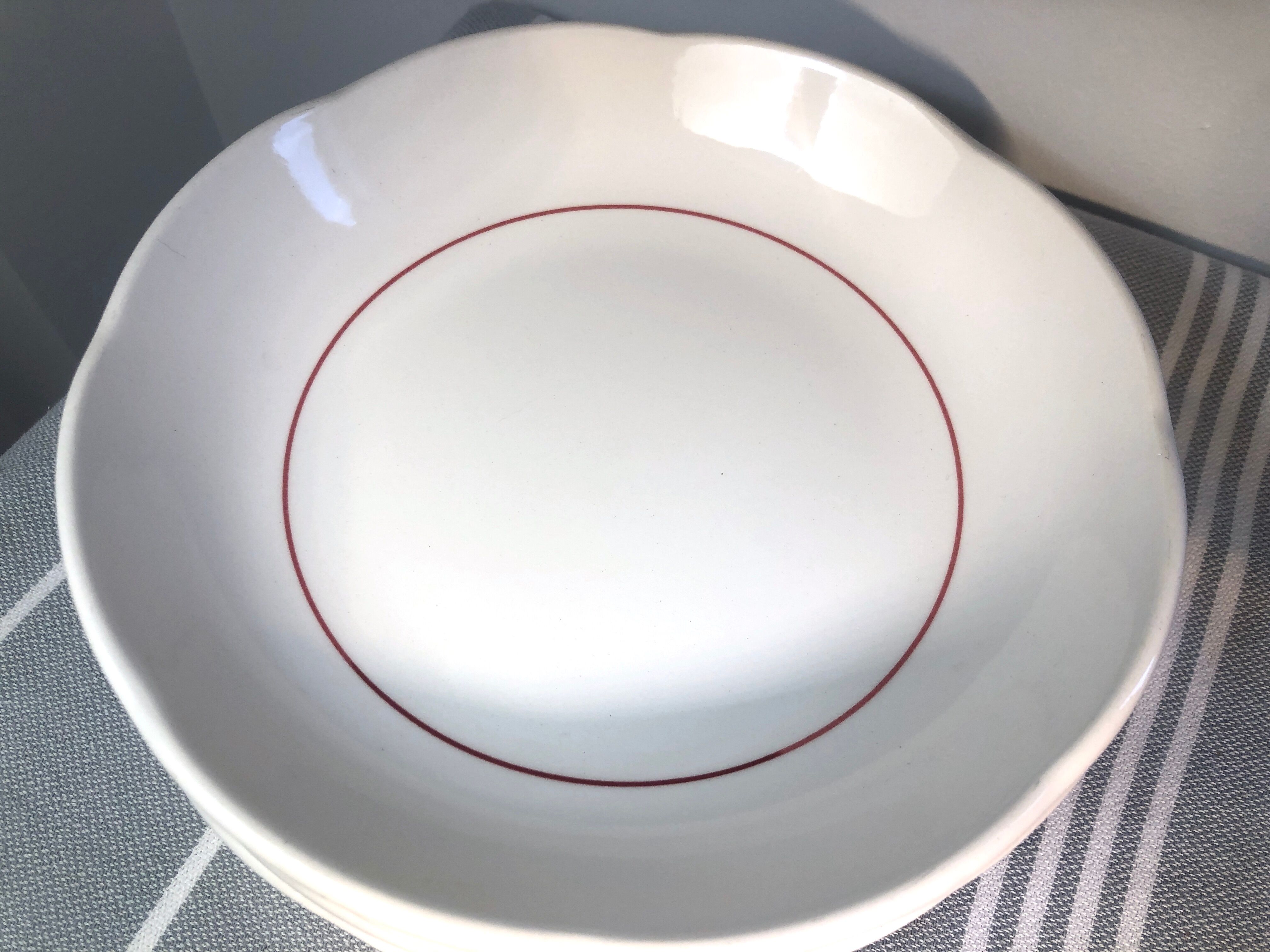 Hollow plates and vintage dessert Cream Raspberry Line