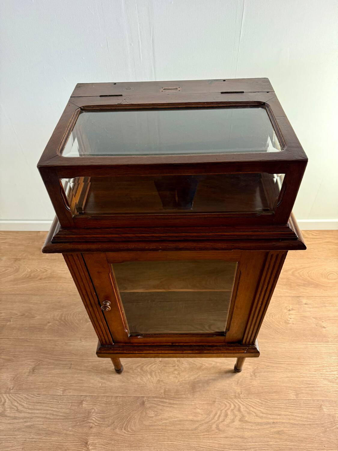 Elegant and vintage display cabinet