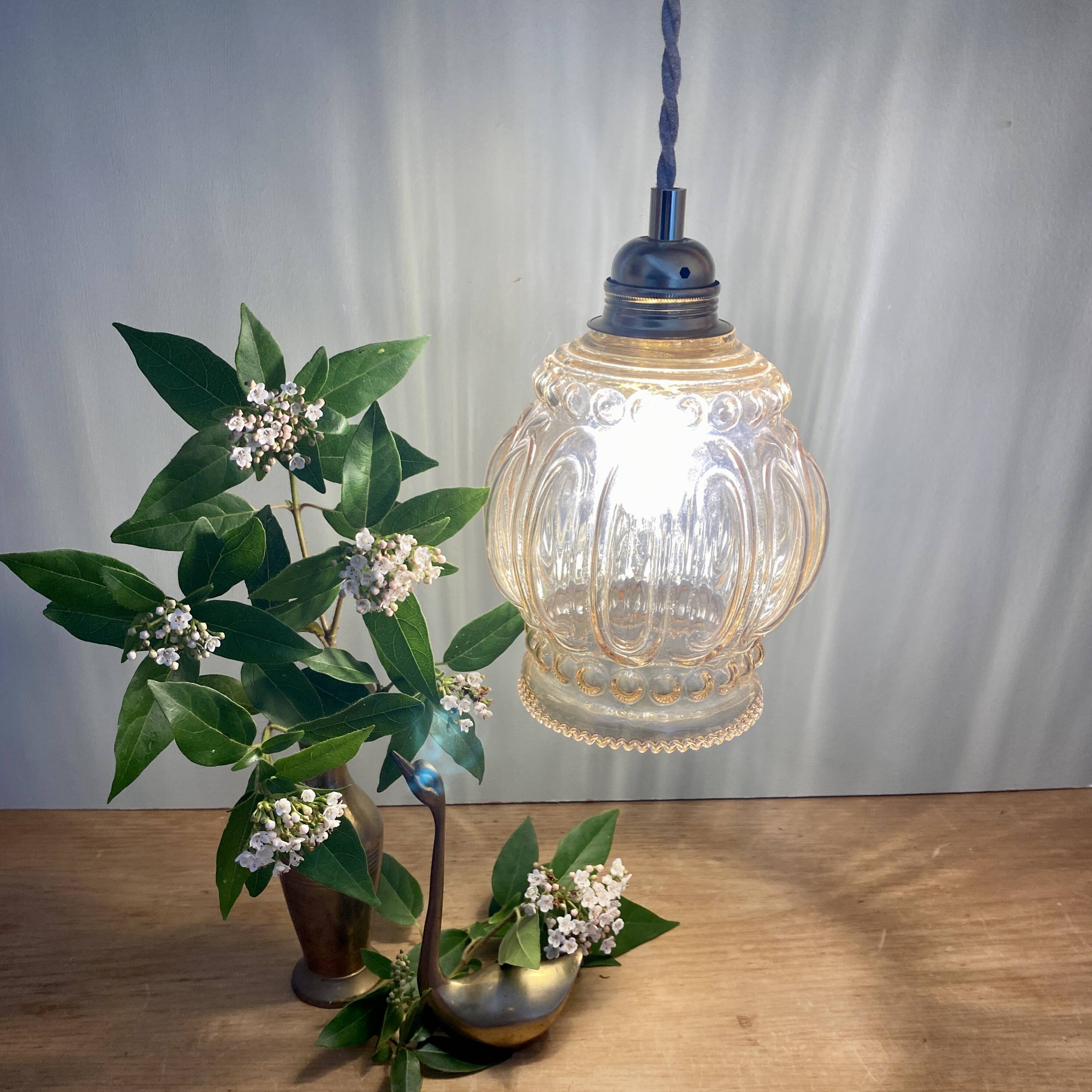 Suspension globe vintage en verre ambré bullé