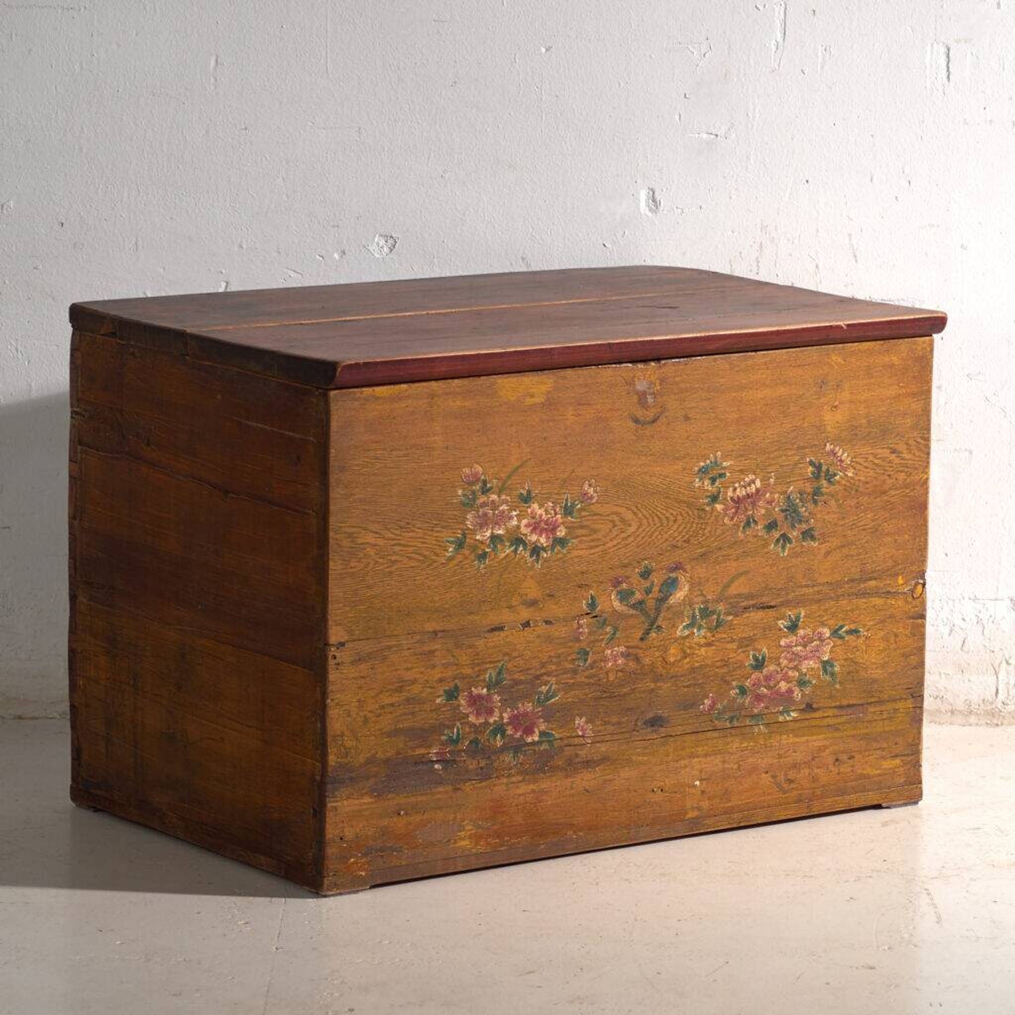 Antique Chinese chest with painted flowers in elm – China, circa 1900