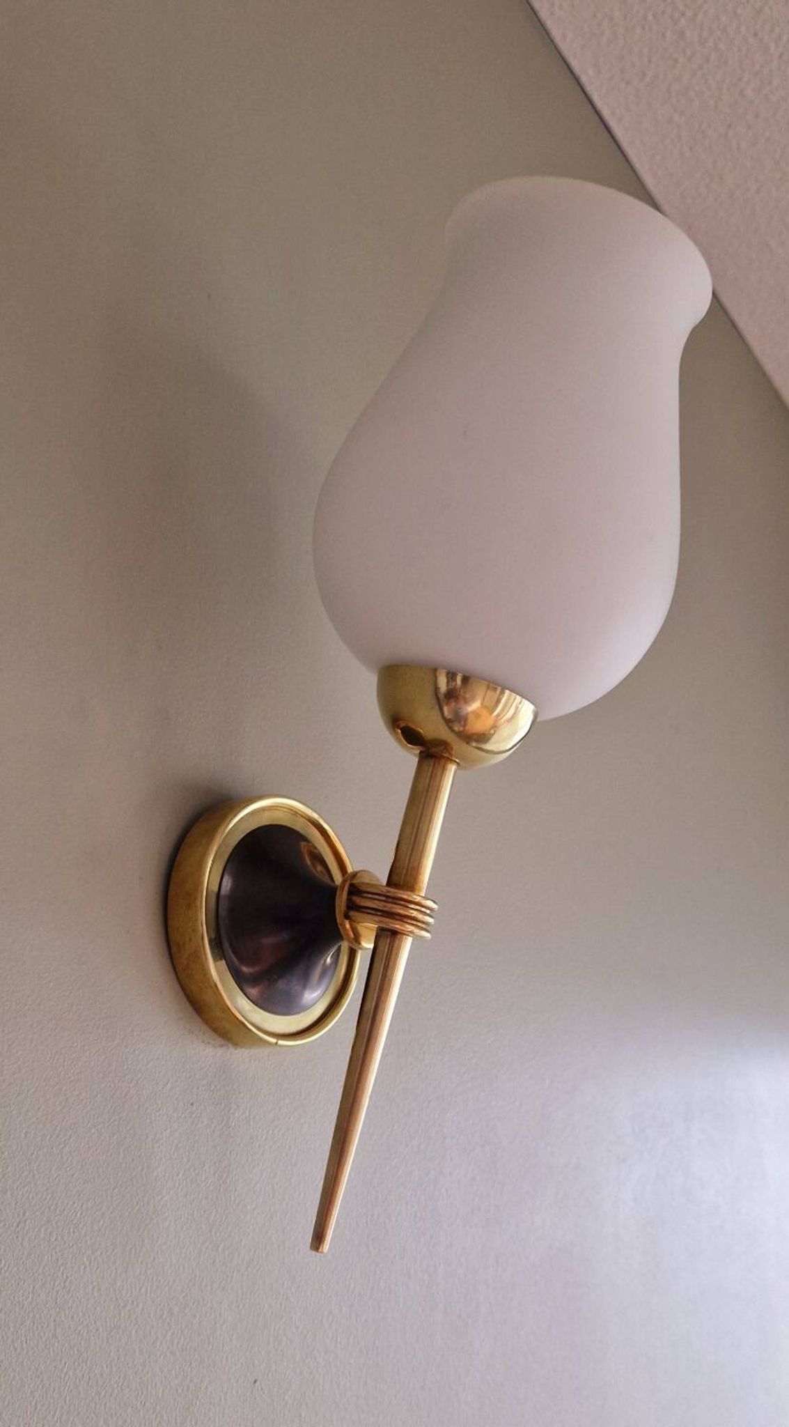 Paire d'appliques opaline et laiton 1950