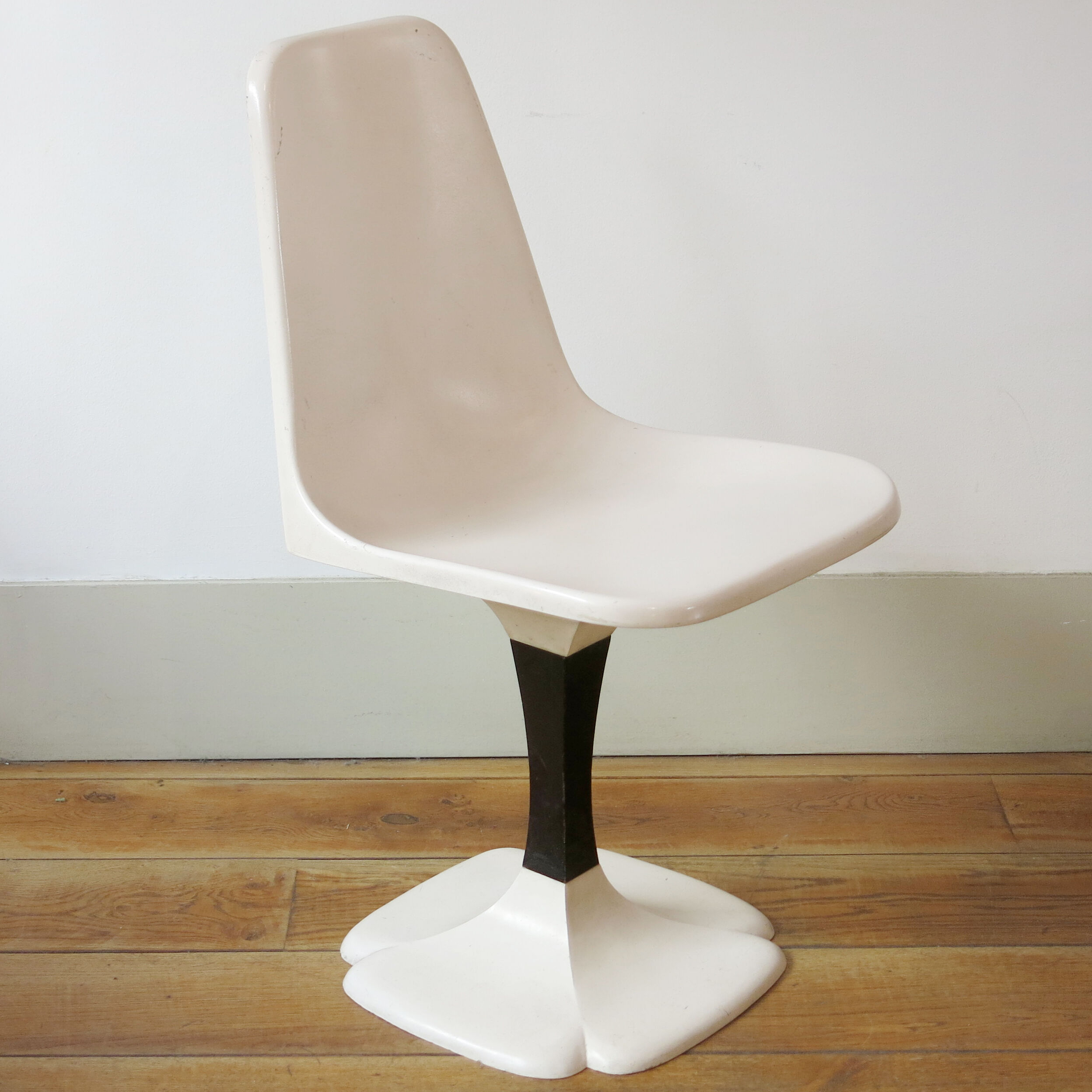 Chair Tulip design Gautier