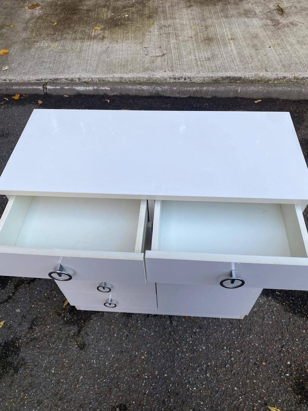White, glossy lacquered wooden chest of drawers from the 1980s