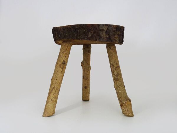 Tabouret de traite tripode en chêne, art paysan Ariège, France (XIXe siècle)