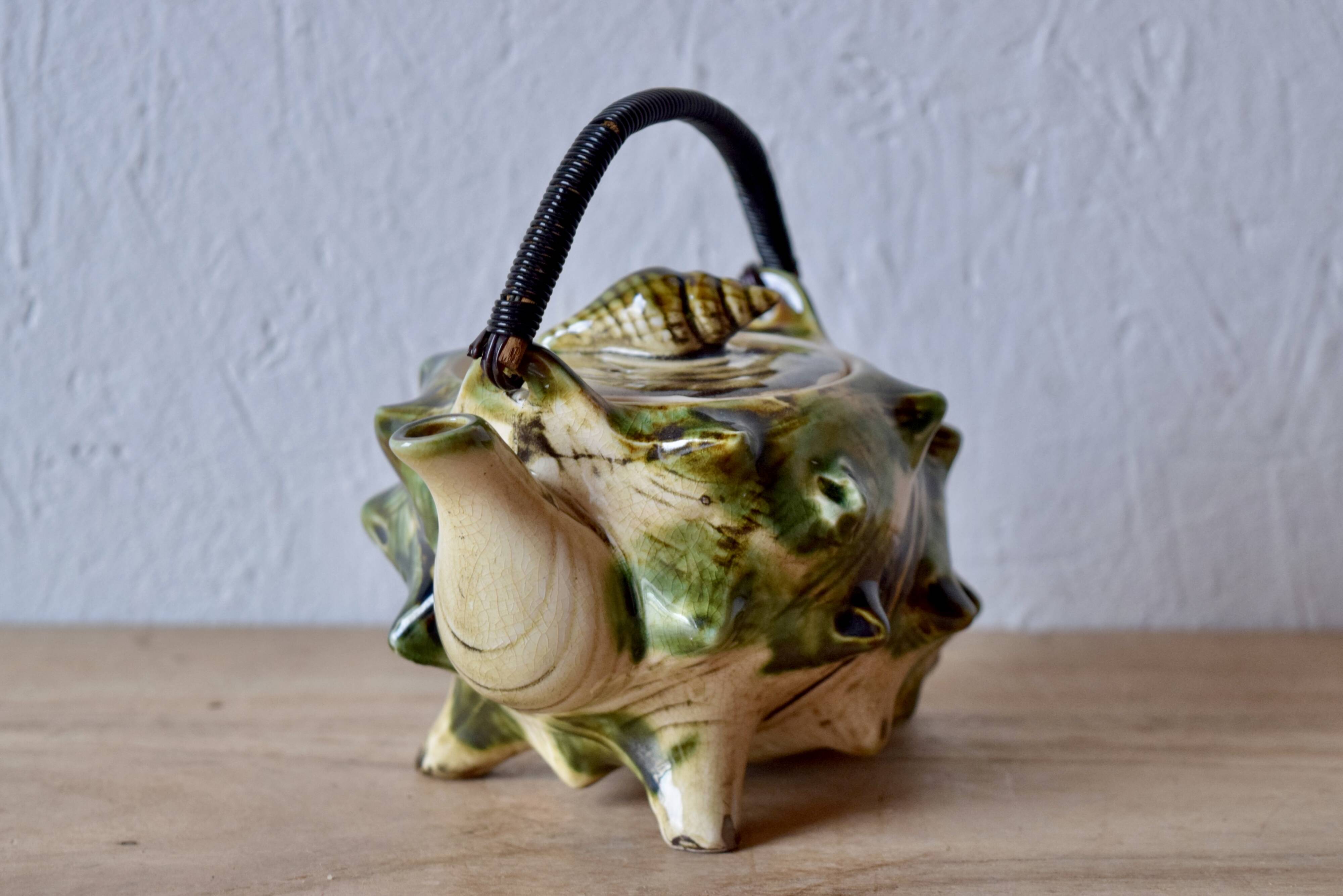 Vintage tea service in glazed ceramic - shape of conchs or shells
