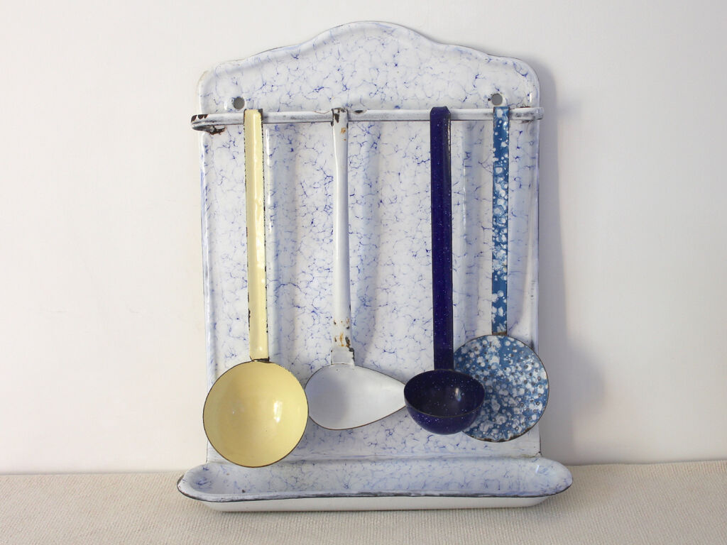 Set of utensils and kitchen utensils made of enamelled sheet metal