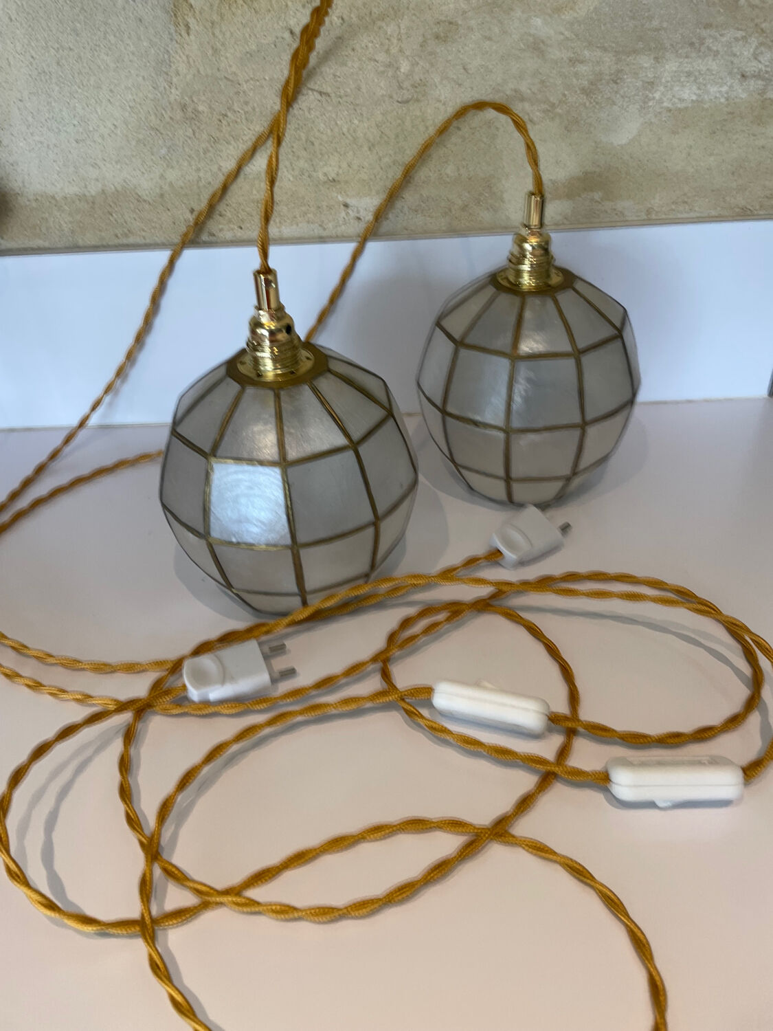 2 lampes baladeuses globes abats-jour nacre et laiton doré vintage