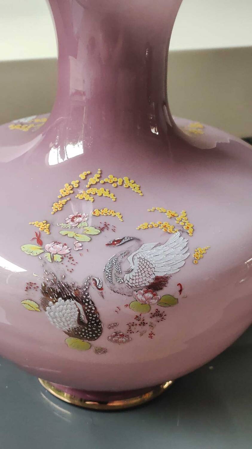 Japanese opaline vase in old pink tones. Swan decoration and polychrome floral motifs.