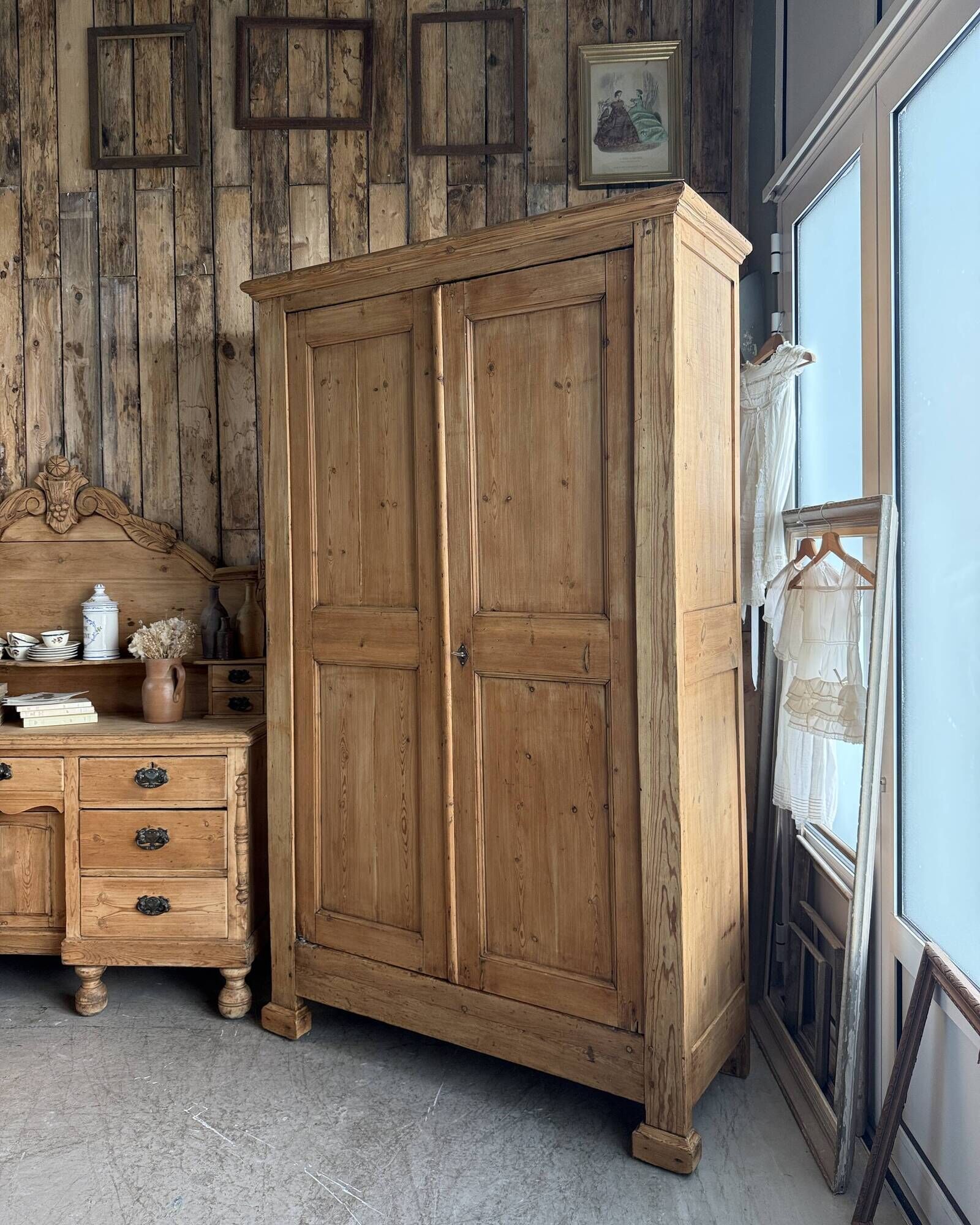 Armoire lingère ancienne en pin massif (rénovée)
