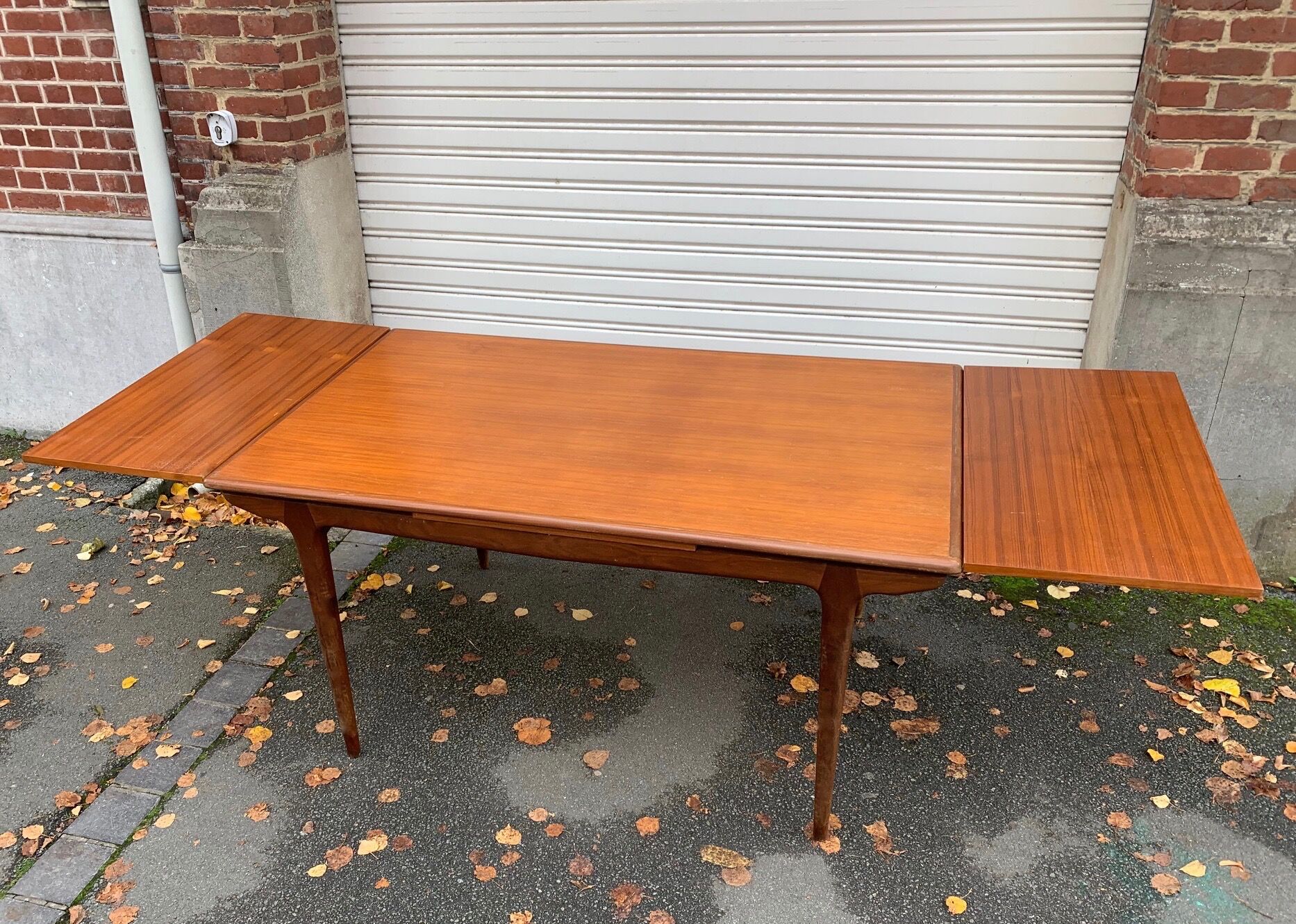 Extendable vintage scandinavian dining table