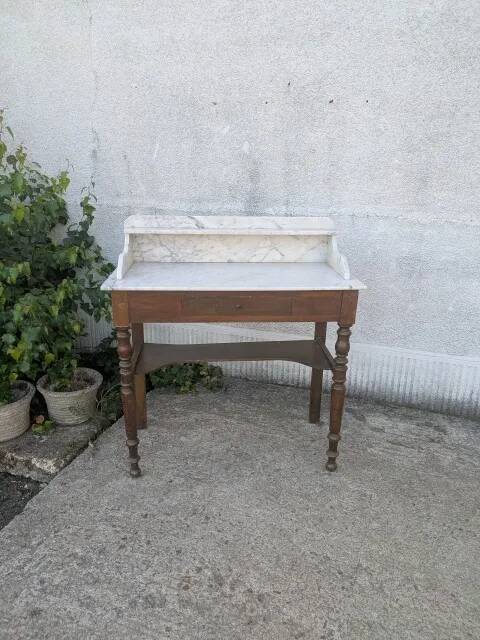 Dresser, vanity table