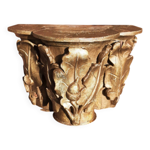 Chapiteau en bois sculpté