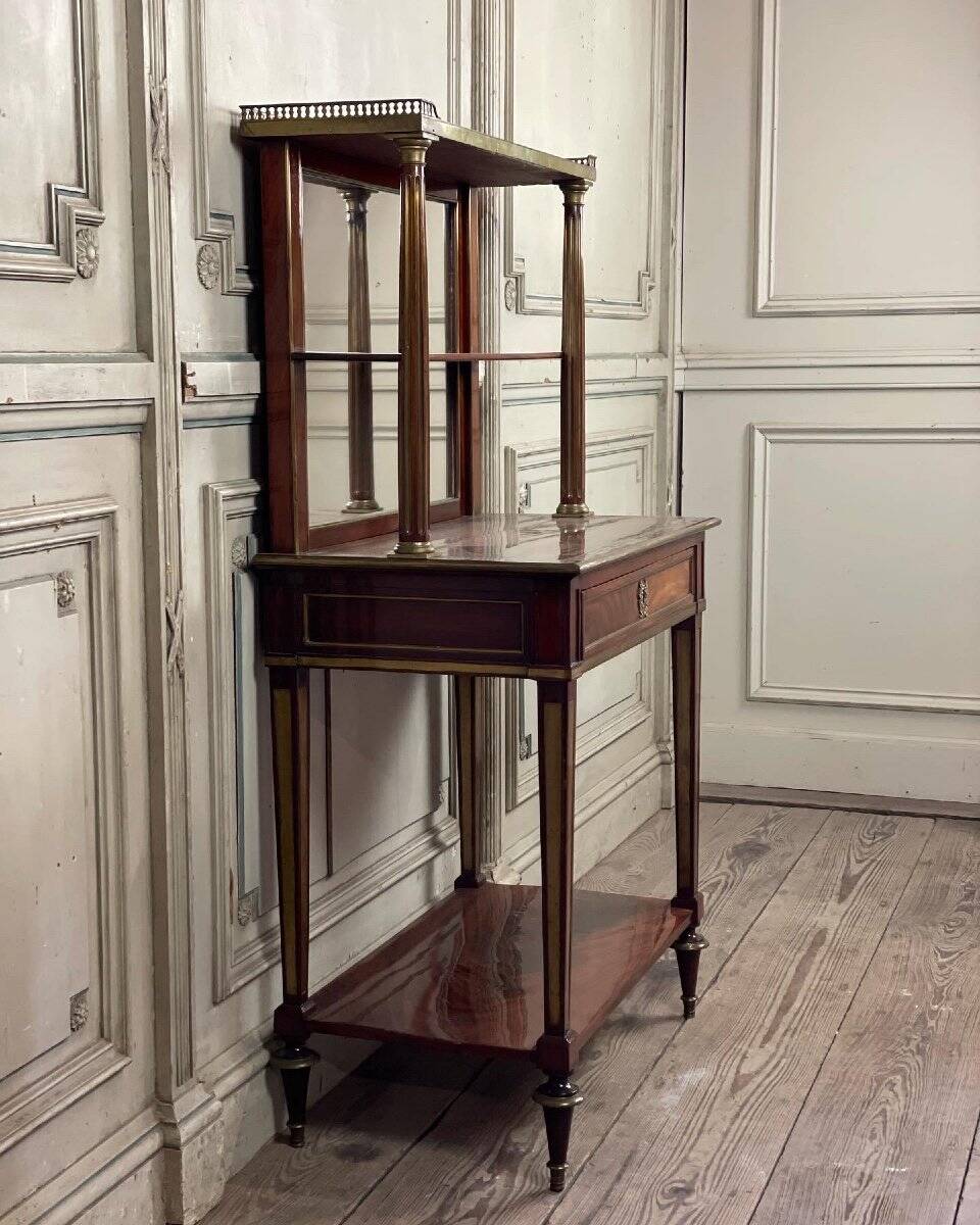 Bonheur du jour in mahogany and brass inlay, late 18th century