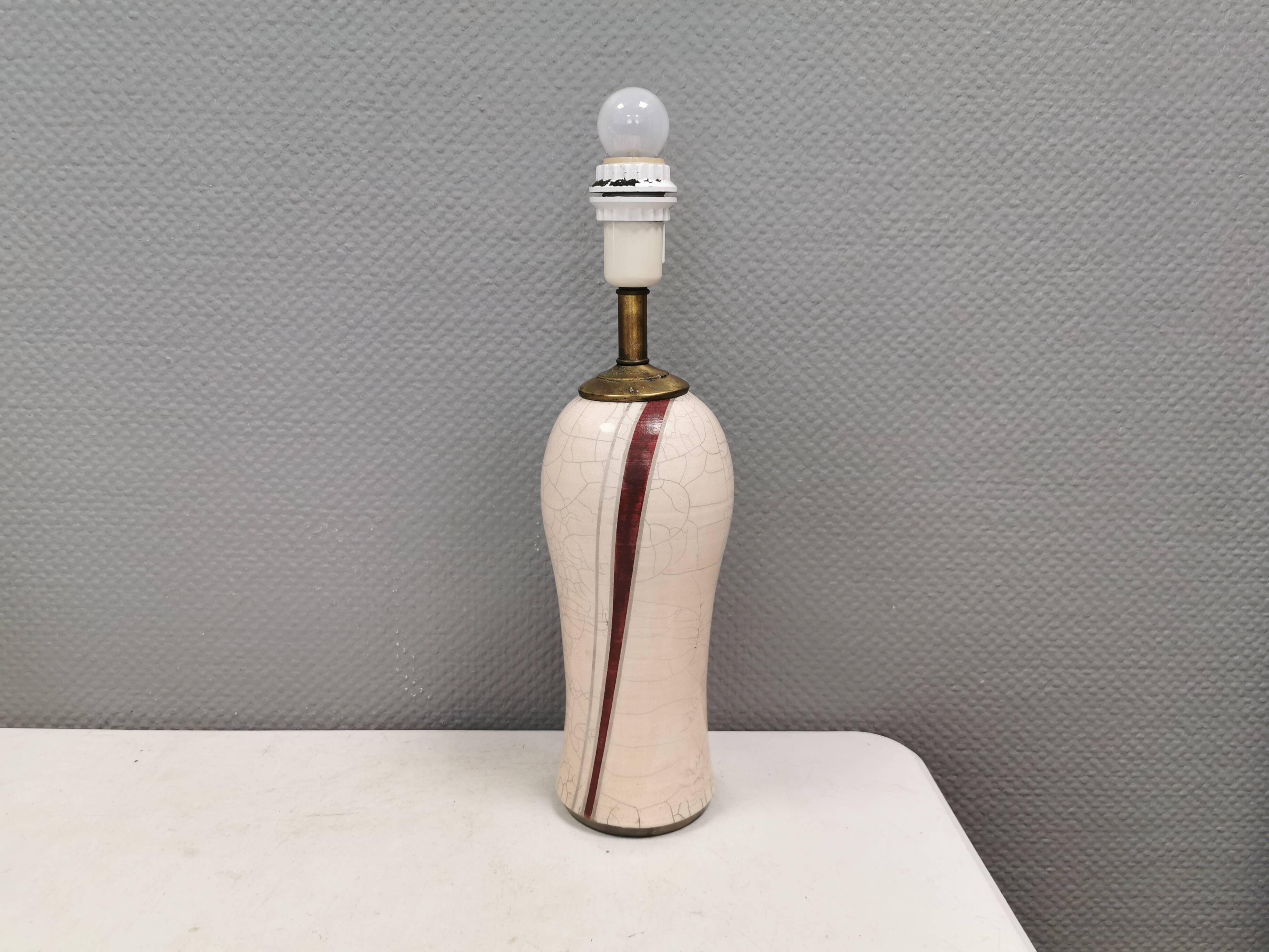 Table lamp in crackled ceramic with brass top, by Jenkin, 1970s.