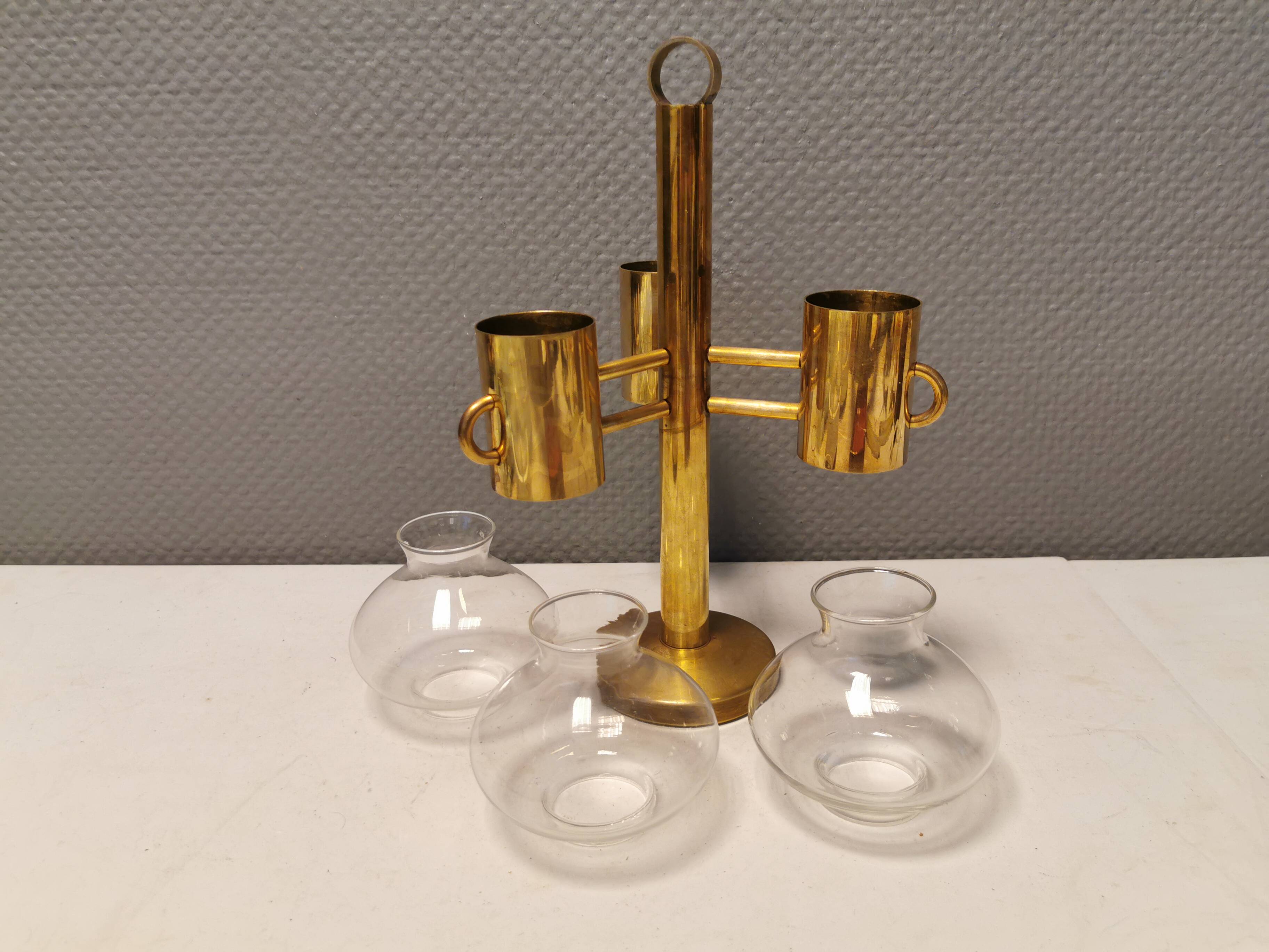 Bougeoir en laiton avec abat-jour en verre translucide fabriqué par Norway Candle Design années 1960