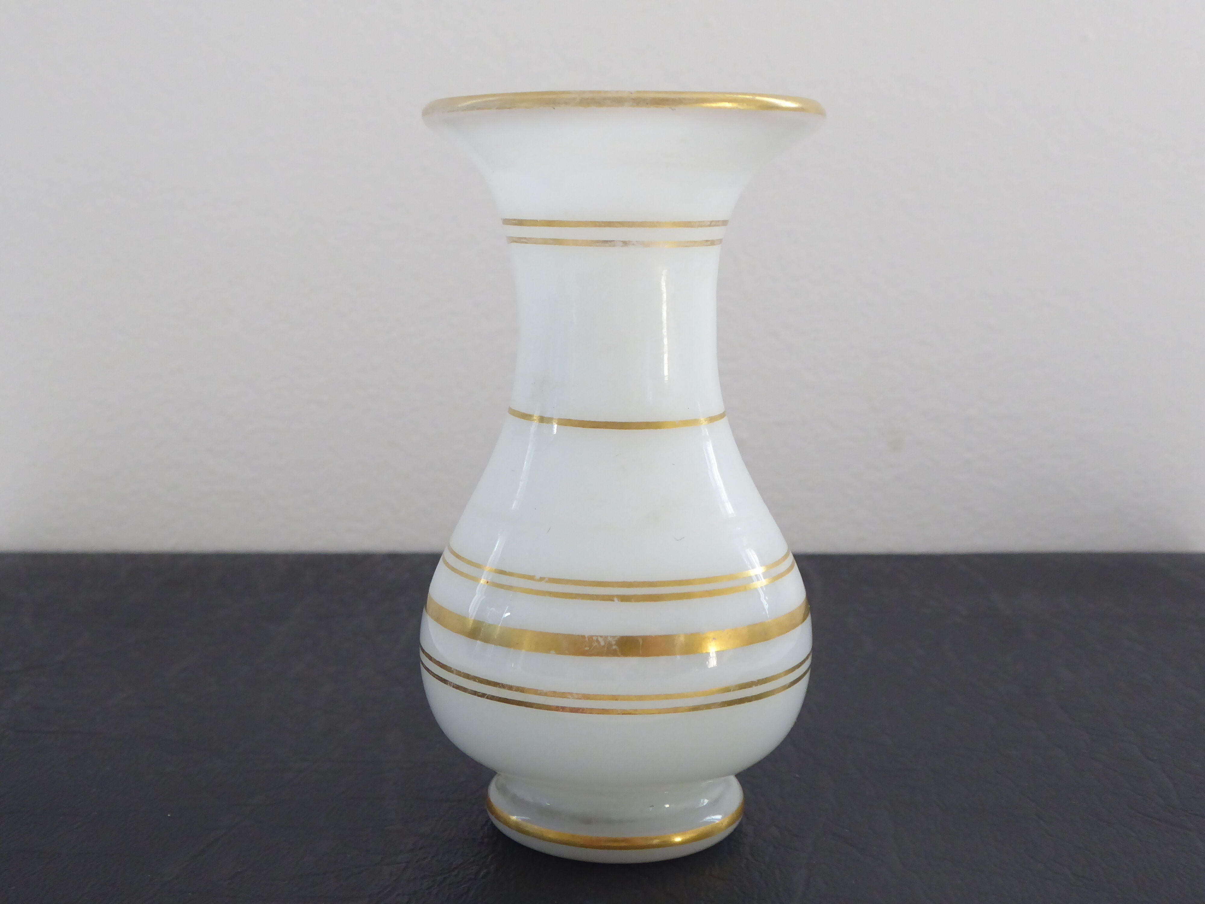 Vase miniature en opaline