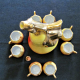 8 tasses et une bouteille en forme de poire 1960