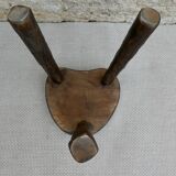 Tabouret tripode en bois massif, assise coeur