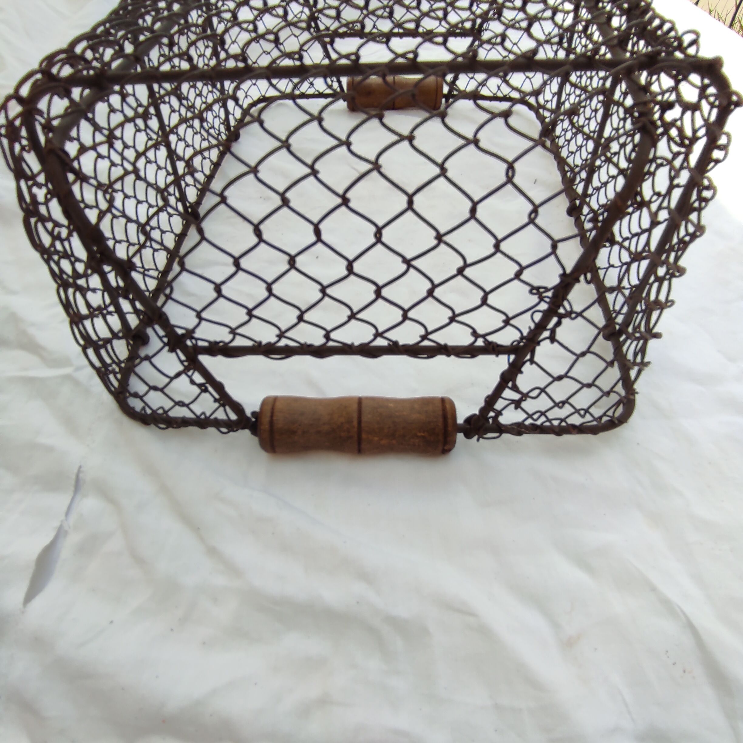 Basket with 2 wooden handles in wire mesh