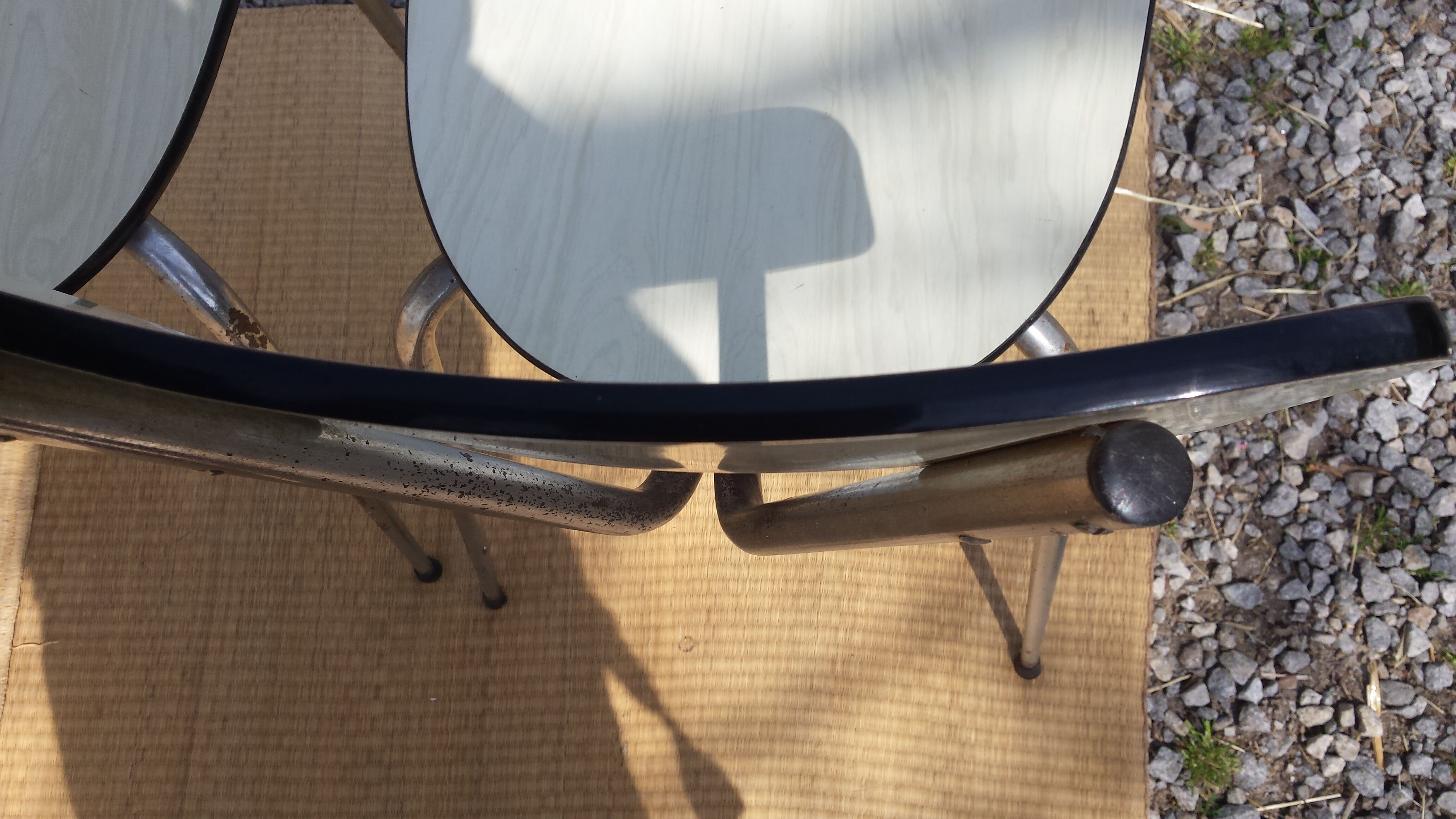 Table et 4 chaises en formica