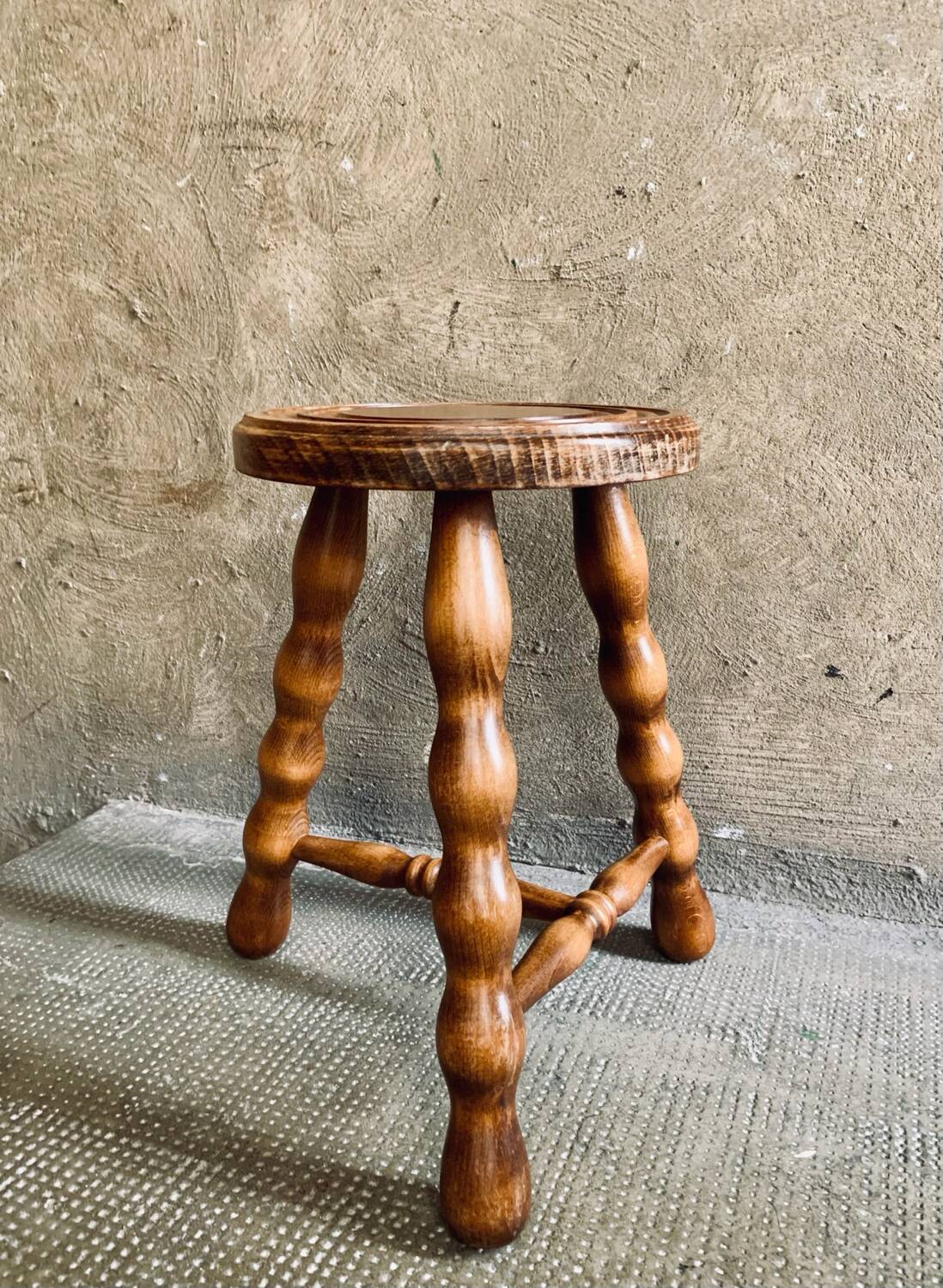 Tabouret tripode bois à entretoise vintage