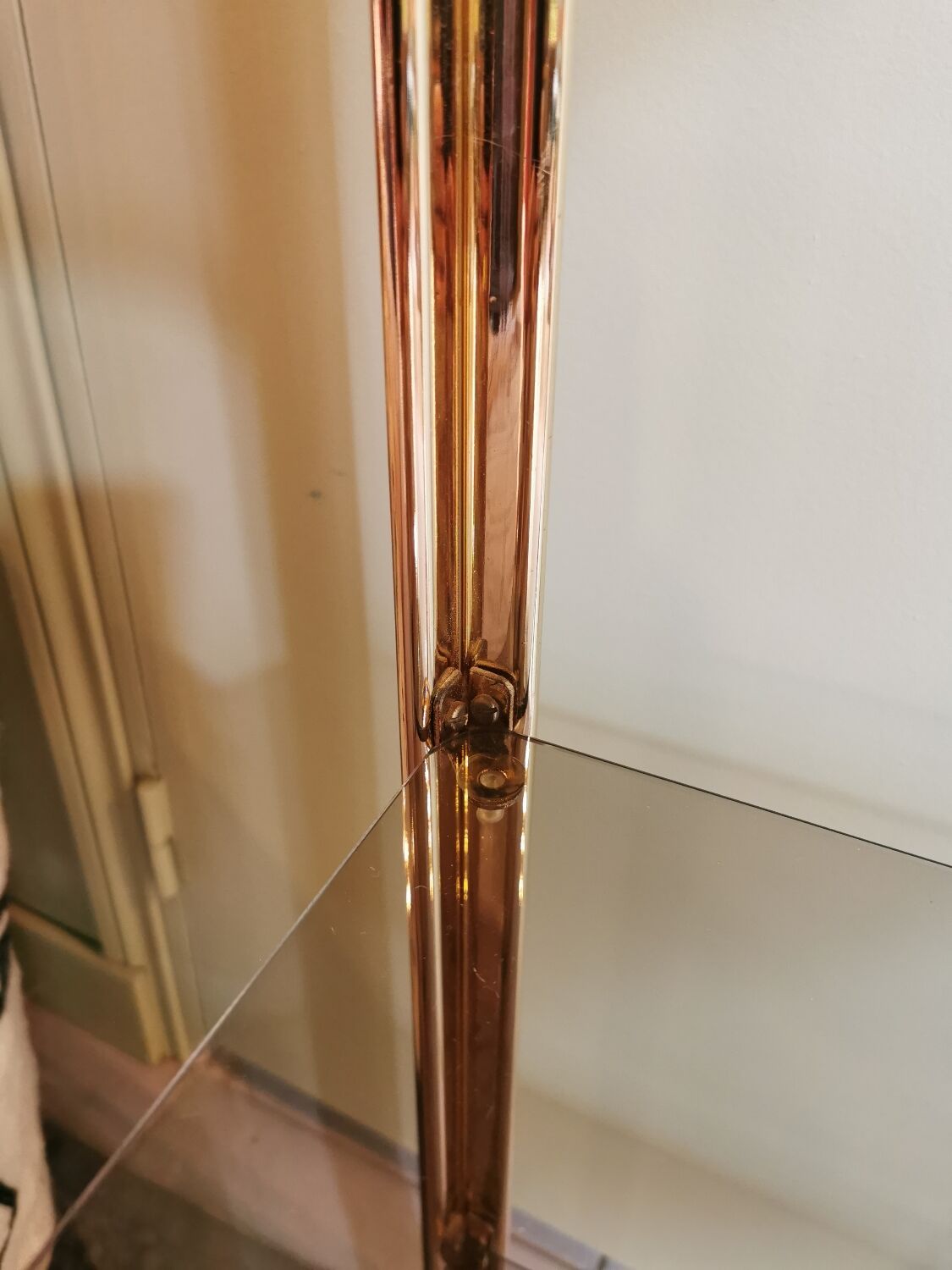 Étagère vintage métal doré et verre fumé