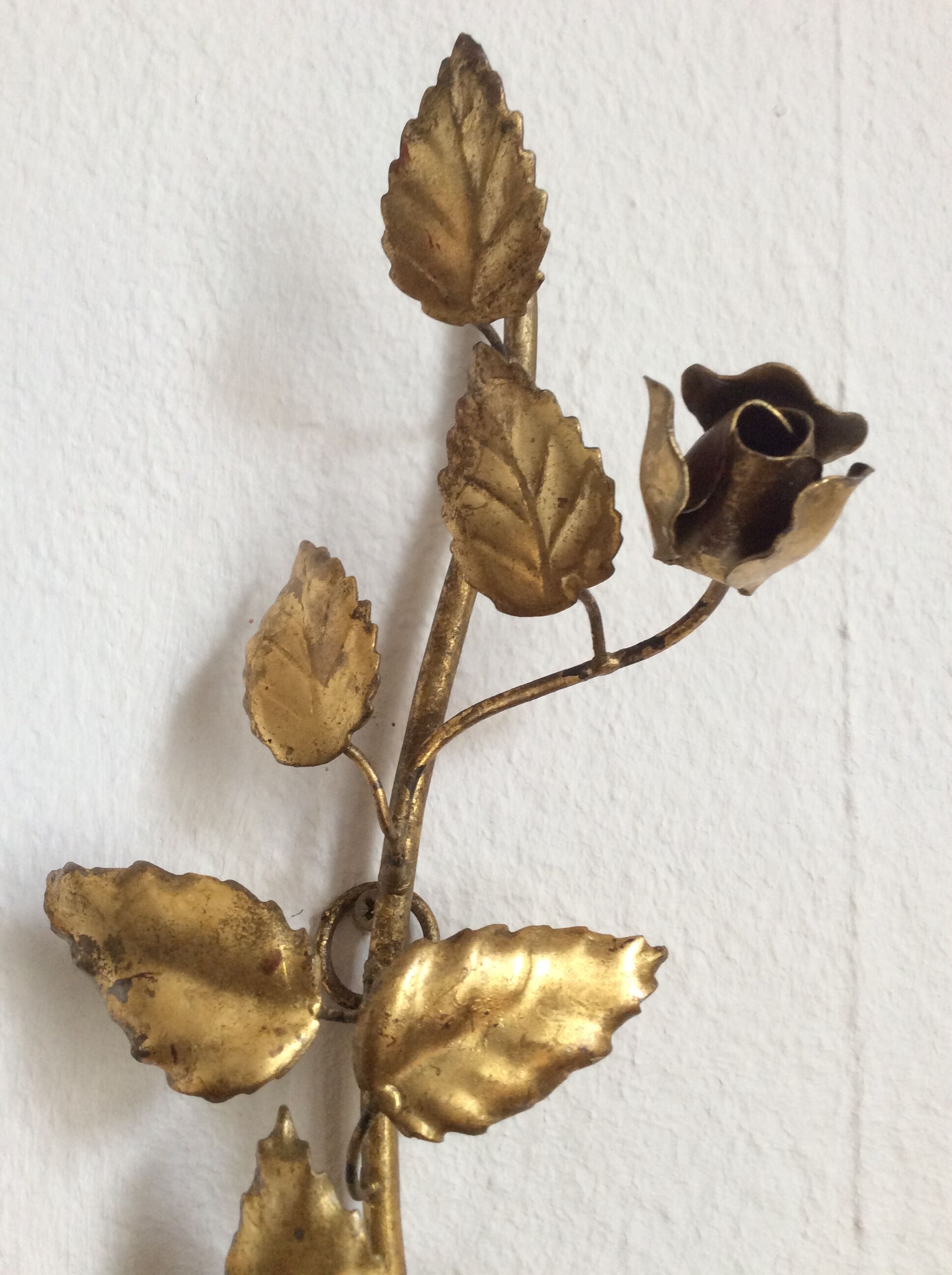 Leaves and flowers wall light in gold metal