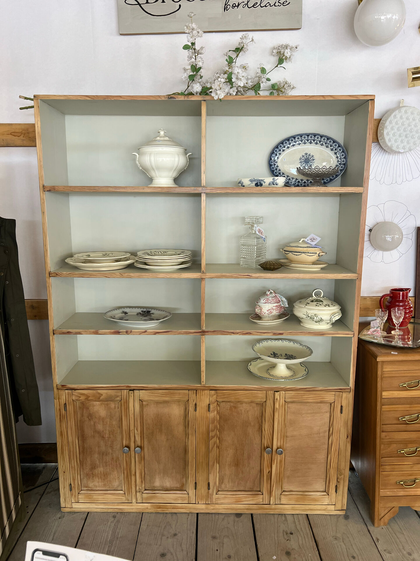 Library / dresser