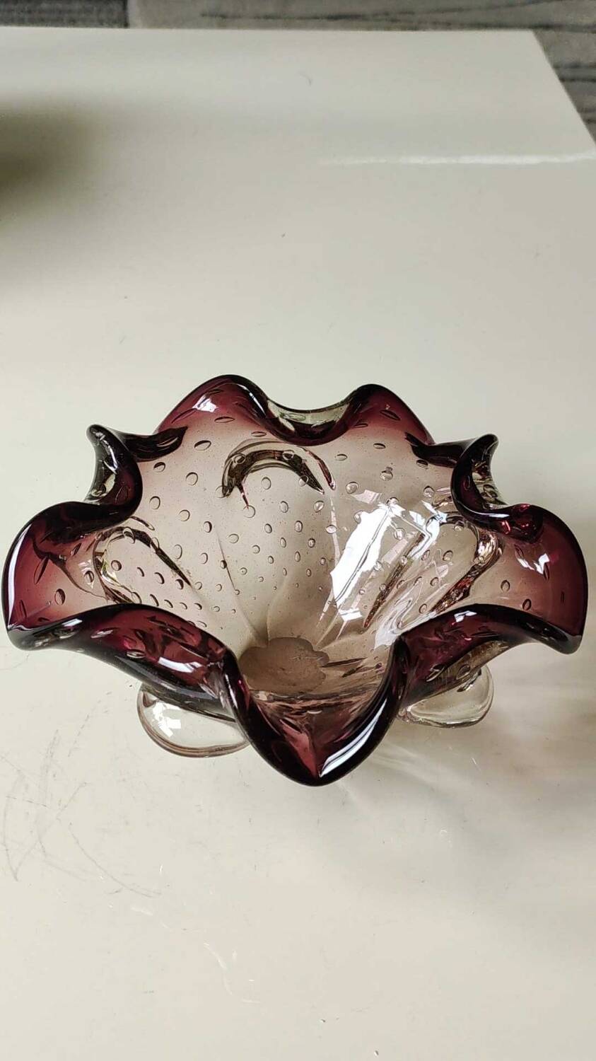 Murano empty pocket "Bullicante" organic floral shape. Plum tones. Diam. 17cm