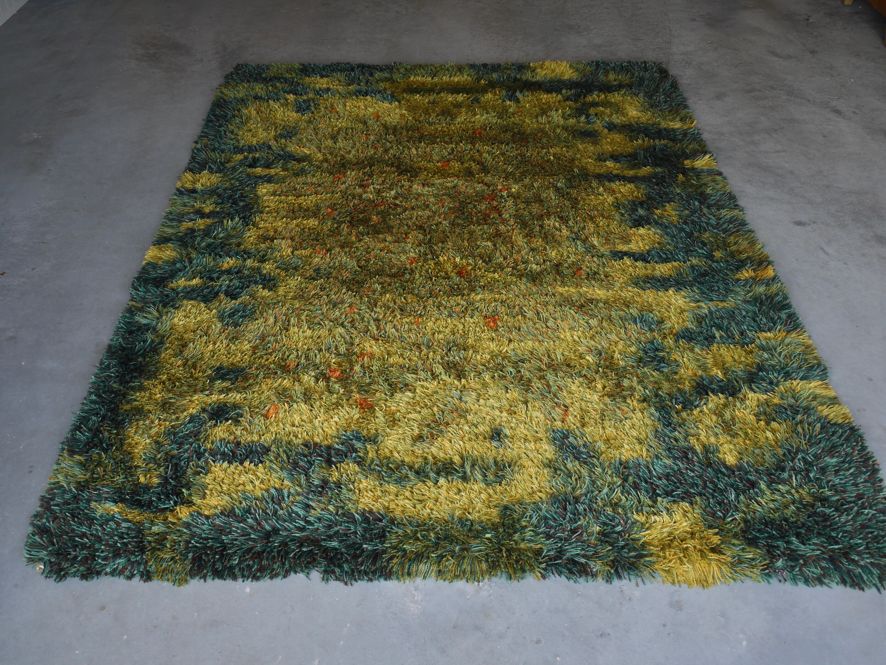 Tapis scandinave abstrait à poils hauts années 1960