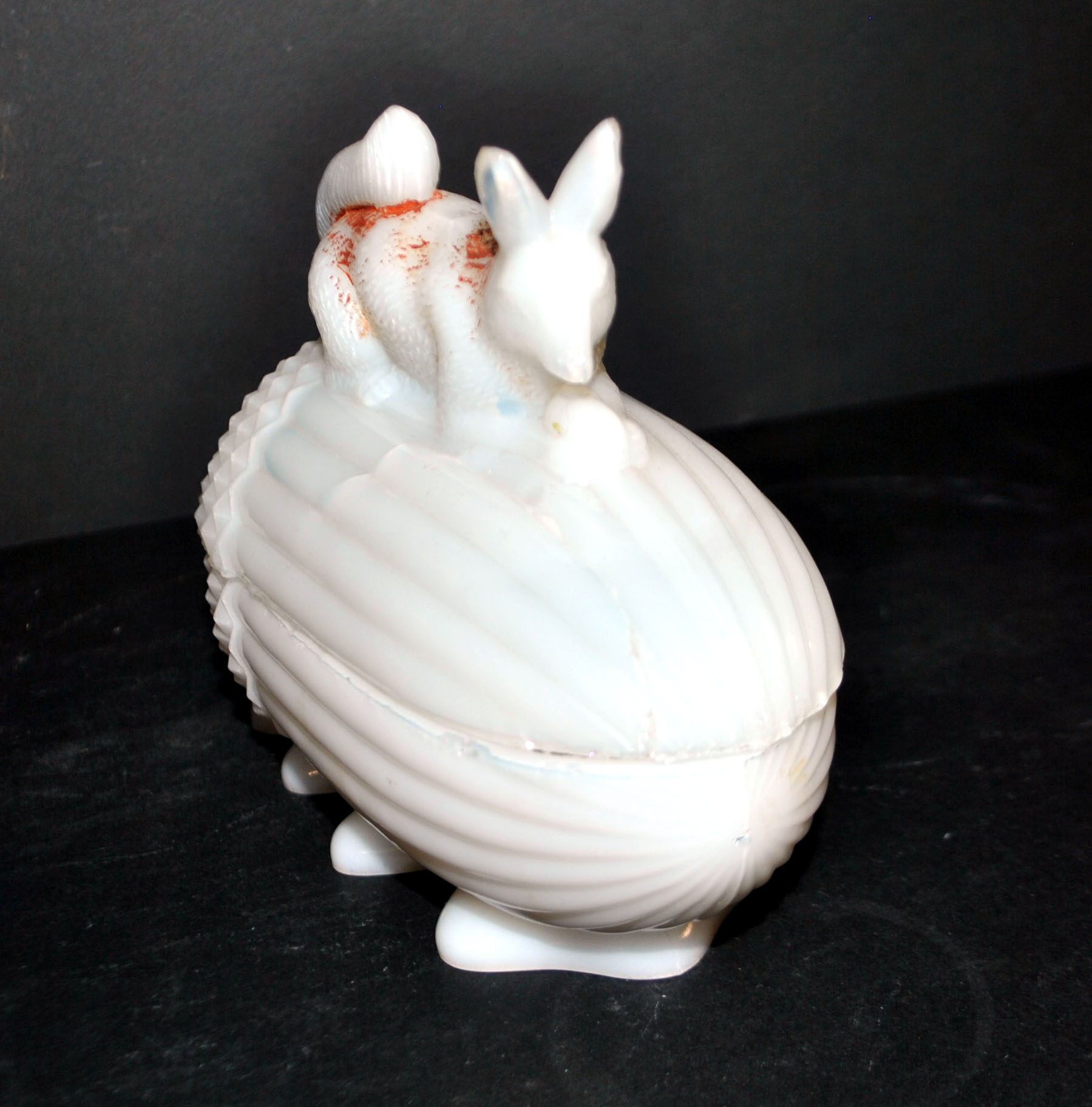 Sucrier écureuil en opaline blanche Vallerysthal, 1910