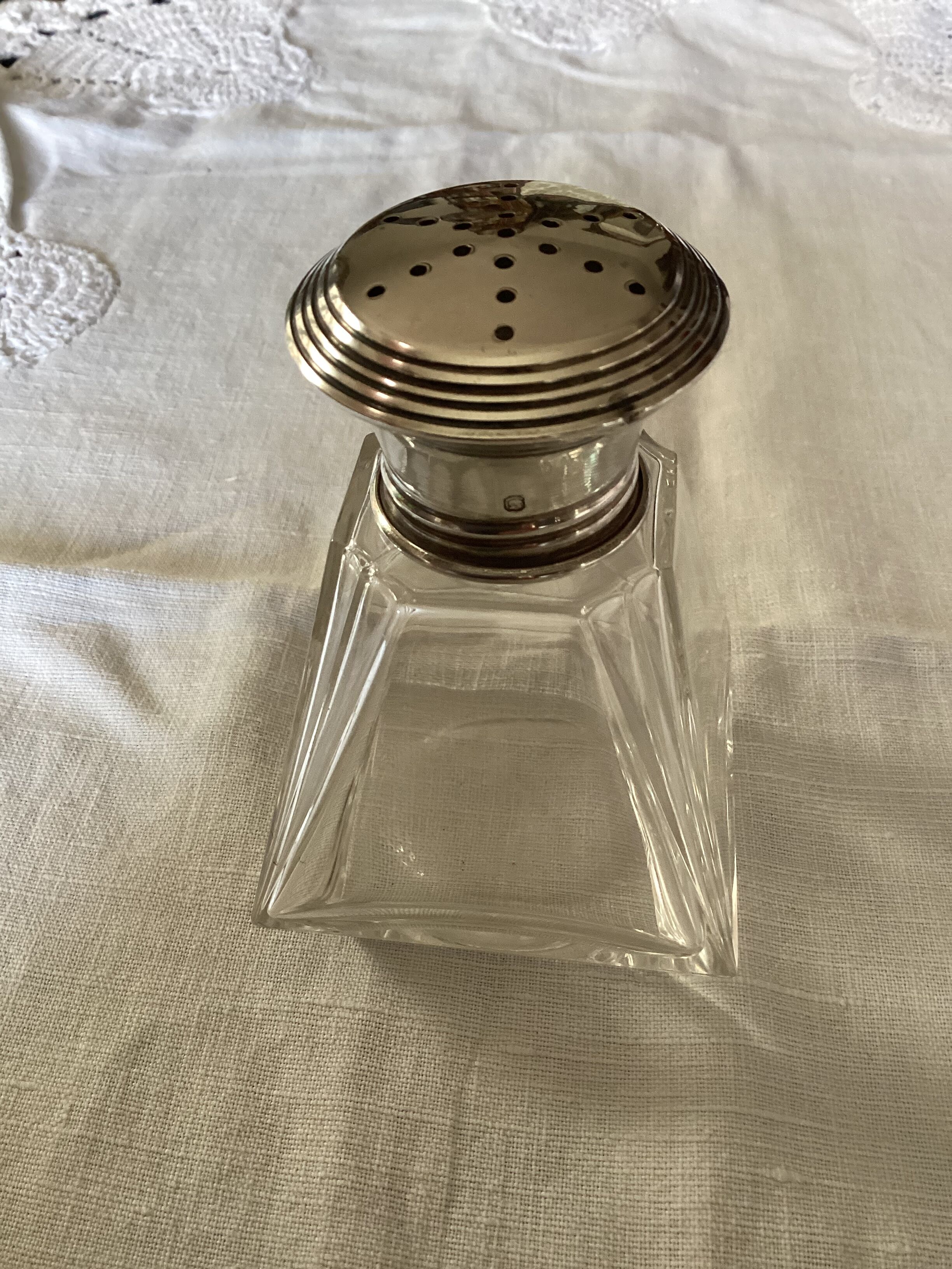 Ancienne saupoudreuse couvercle en argent