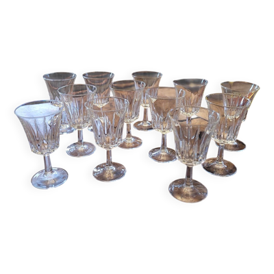 12 verres à pied facettés – années 7012 verres à pied facettés – année