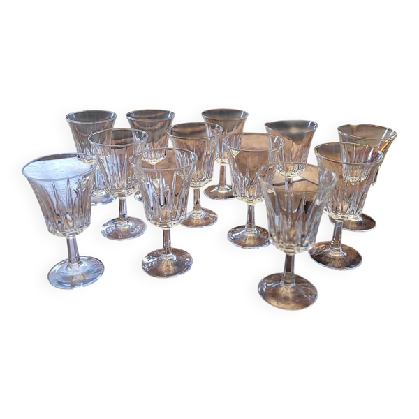 12 verres à pied facettés – années 7012 verres à pied facettés – année