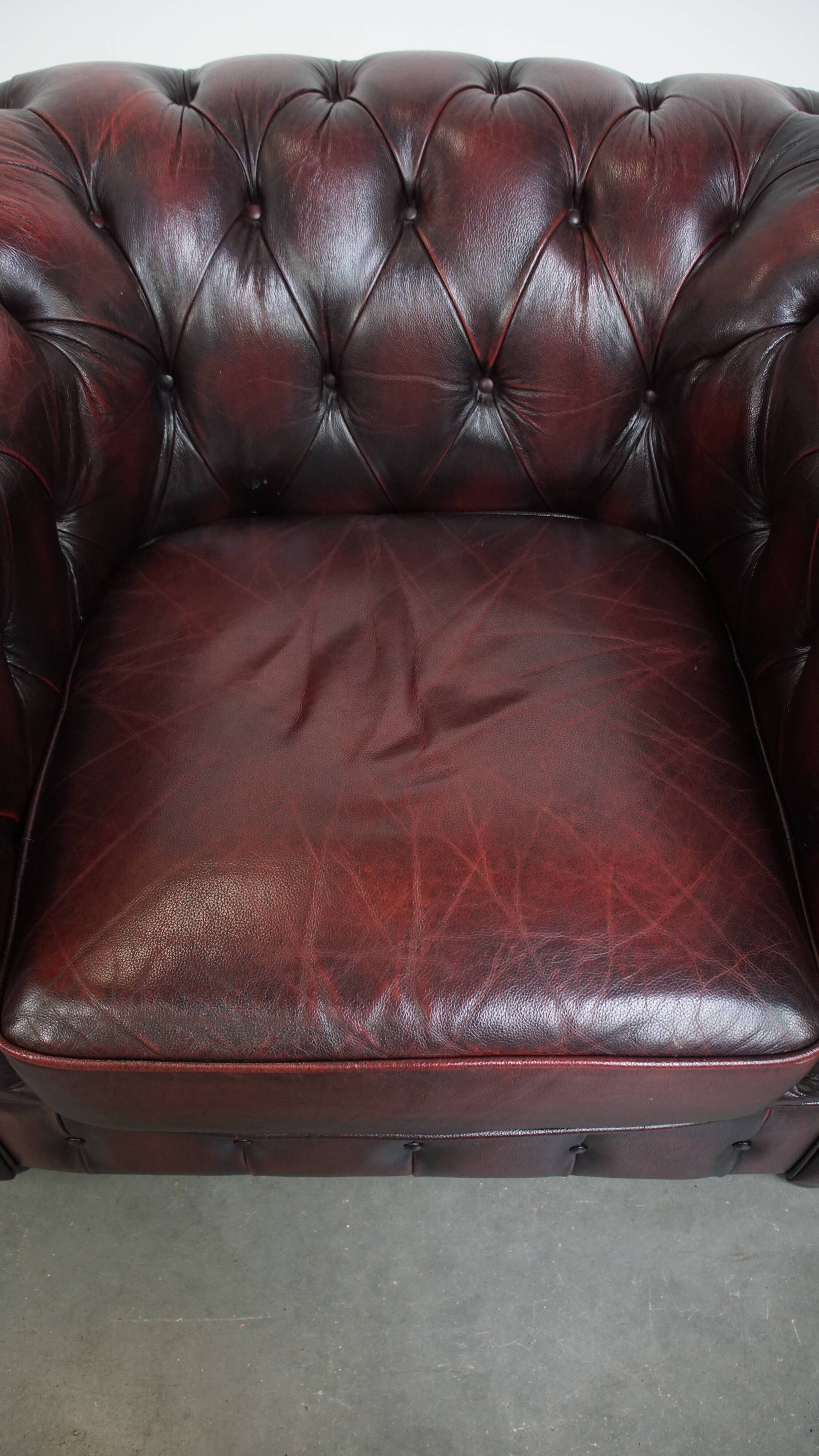 Grand fauteuil club Chesterfield en cuir de vachette rouge foncé