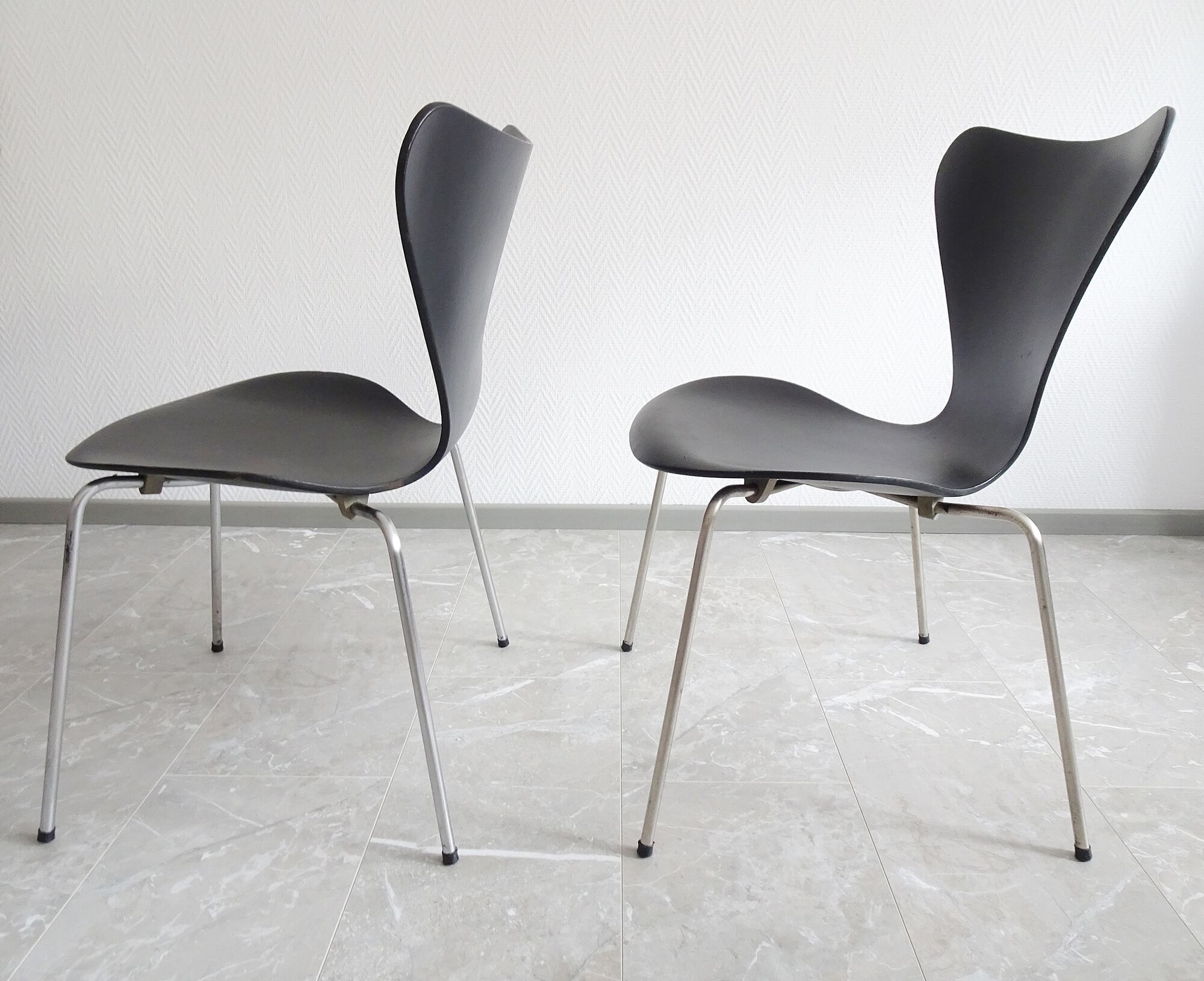 Chairs set by Arne Jacobsen for Fritz Hansen in black matt 60