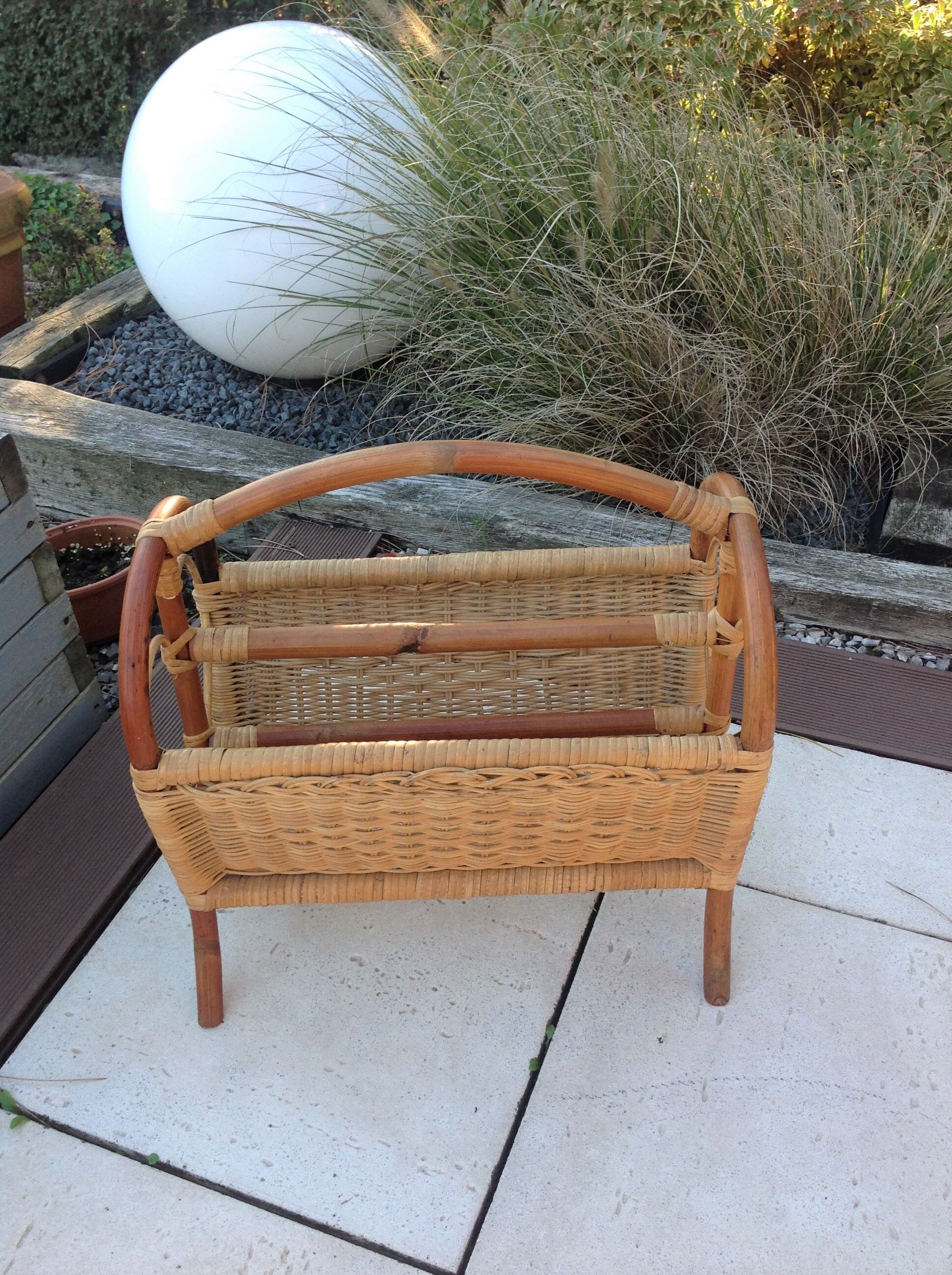 Magazine holder in rattan and braided wicker / vintage 60s-70s