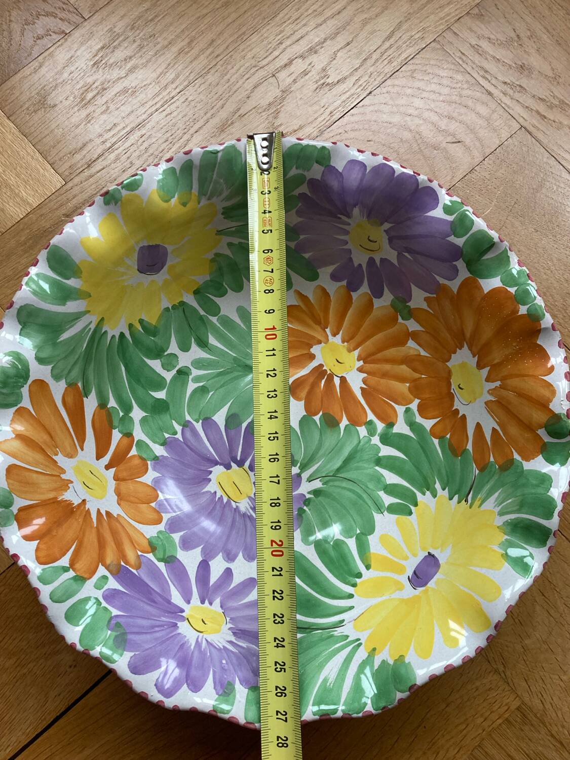 Fruit bowl decorated with coloured flowers
