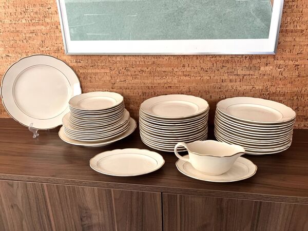 Service 53 pièces, assiettes et plats Villeroy et Boch écru et doré modèle Saar
