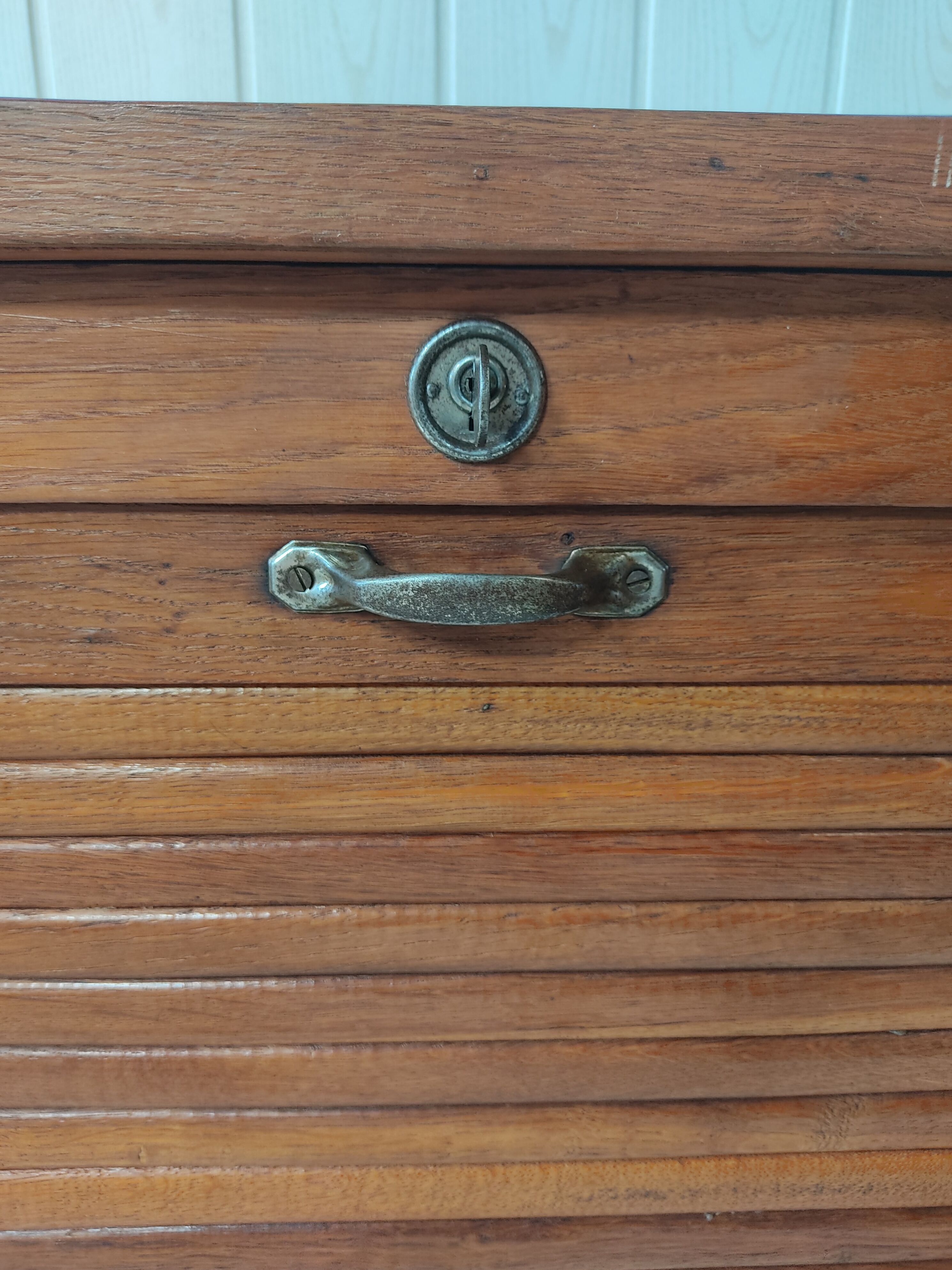 Furniture notary binder has curtain