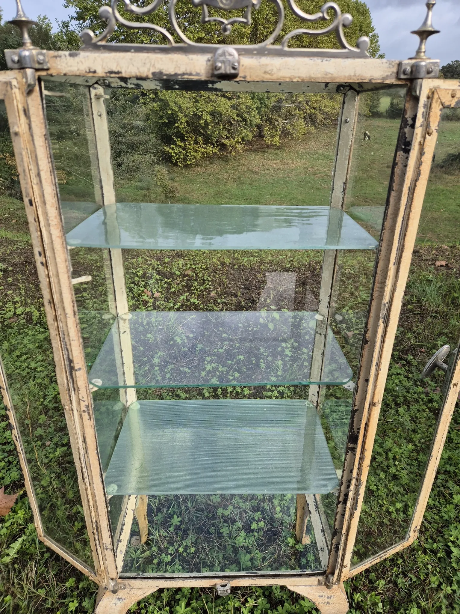 Ancienne vitrine de chirurgien