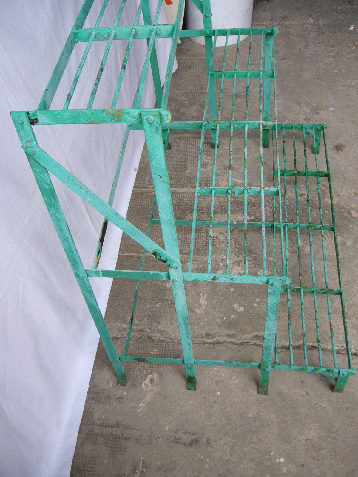 Porte plante ancien en métal riveté