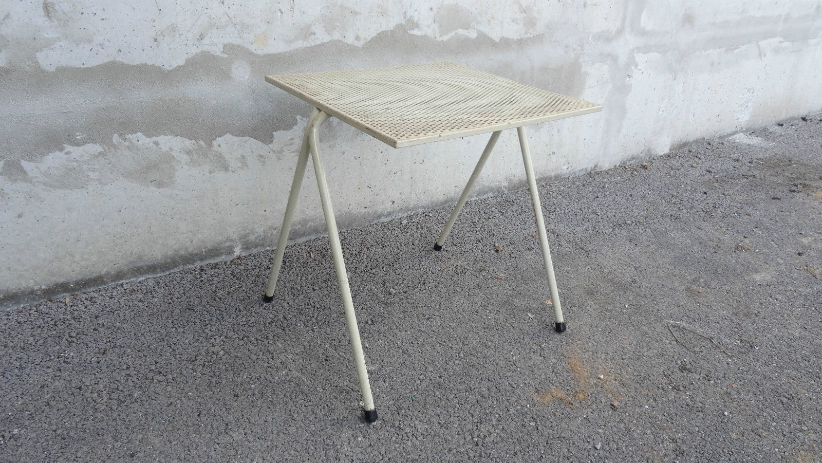 Table service rigitulle perforated